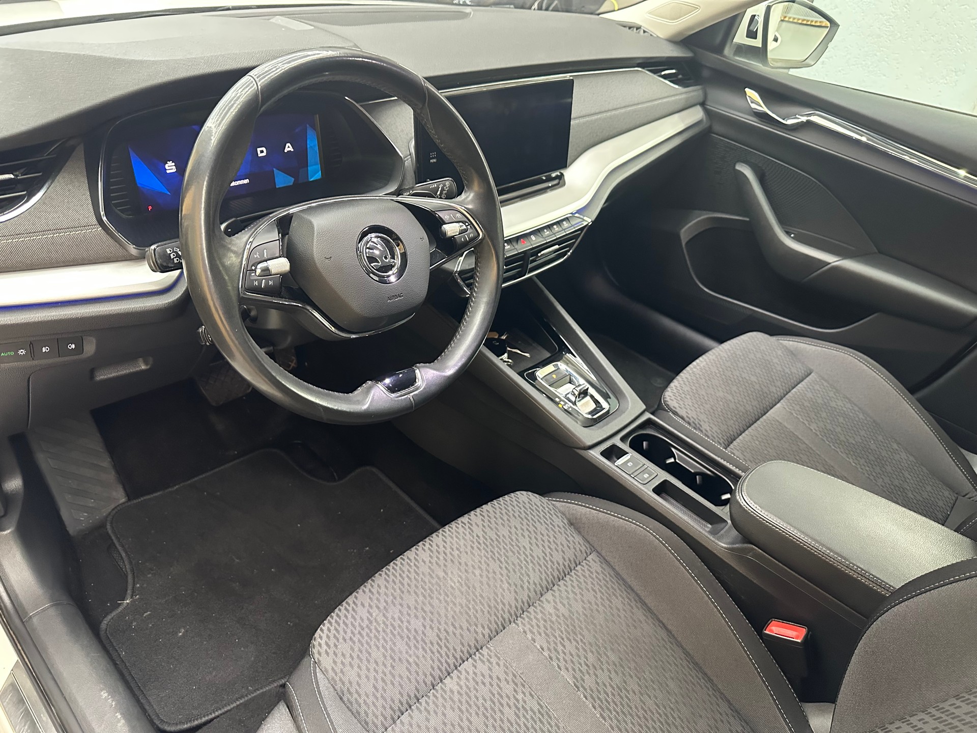 SKODA Octavia Combi 2.0 TDI DSG Style-image-5