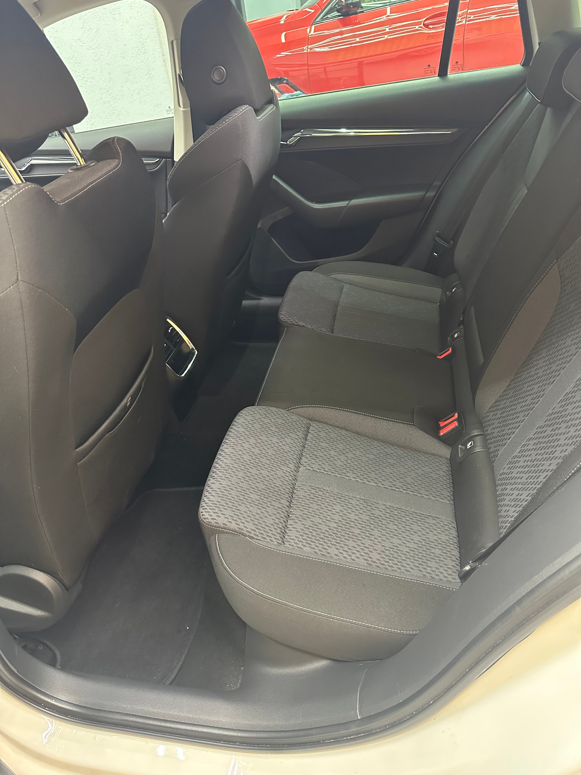 SKODA Octavia Combi 2.0 TDI DSG Style-image-6