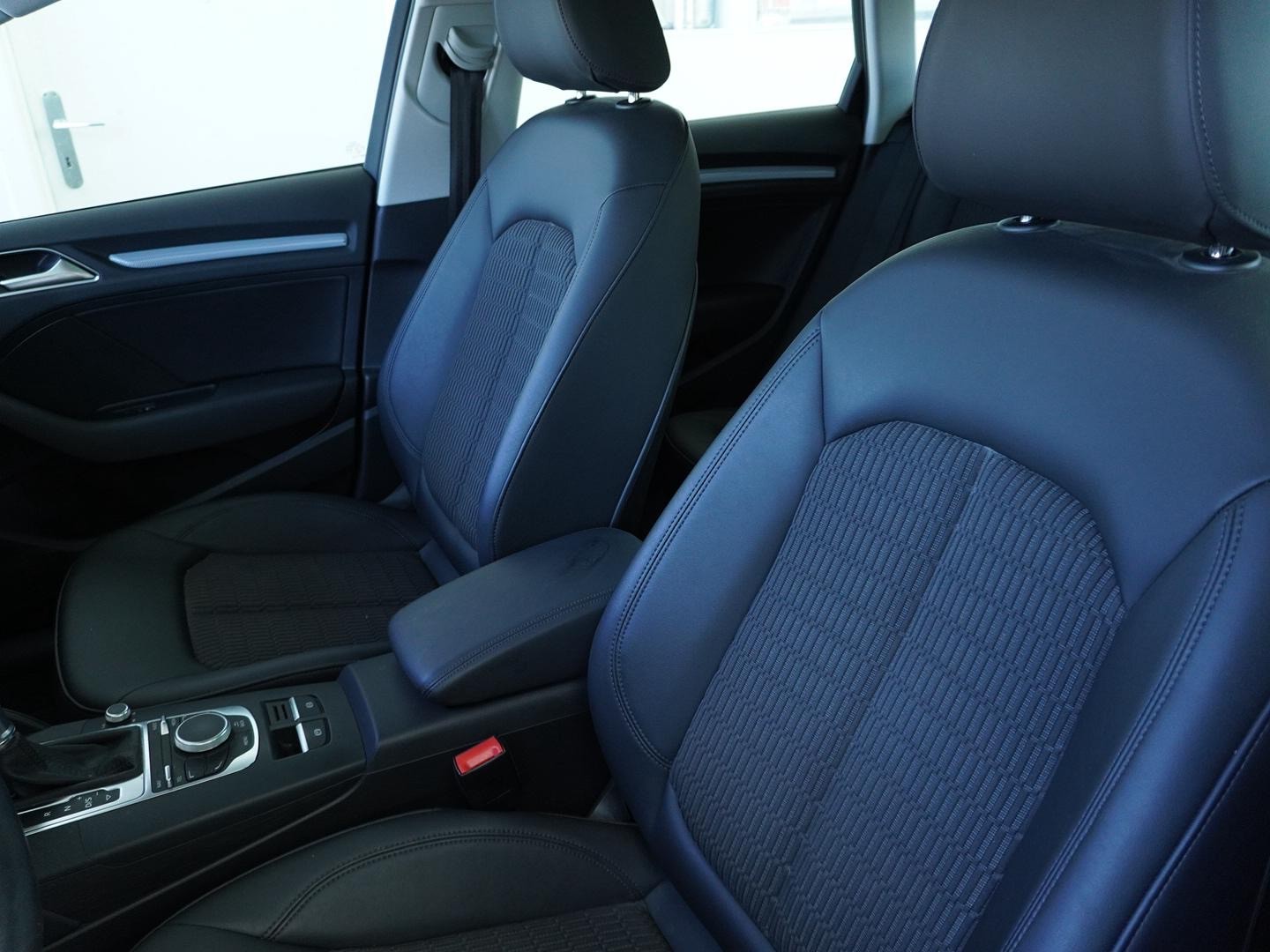 AUDI A3 Sportback 1.8 TFSI Ambiente quattro S-tronic-image-3