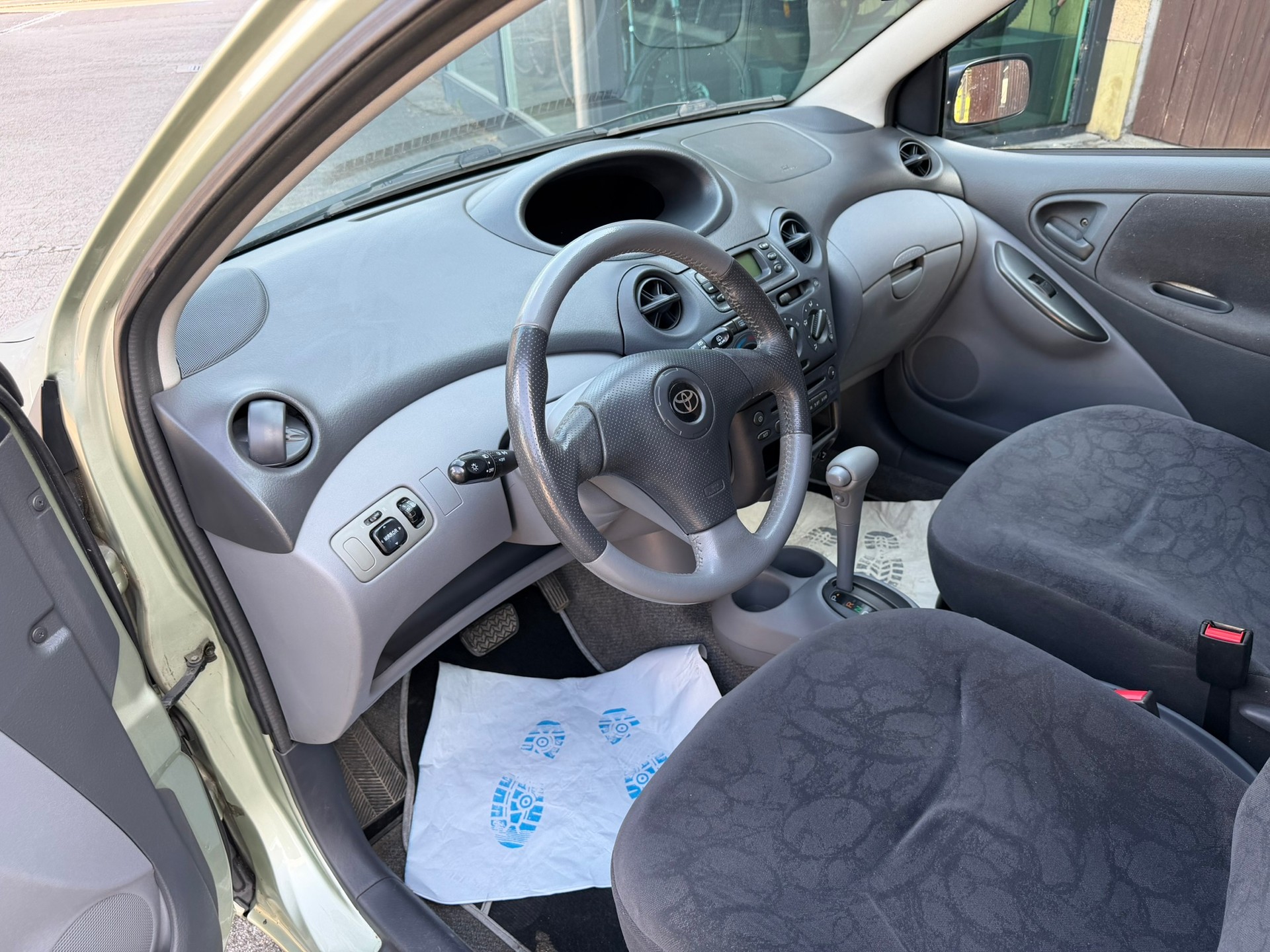 TOYOTA Yaris 1.3 Linea Sol-image-8