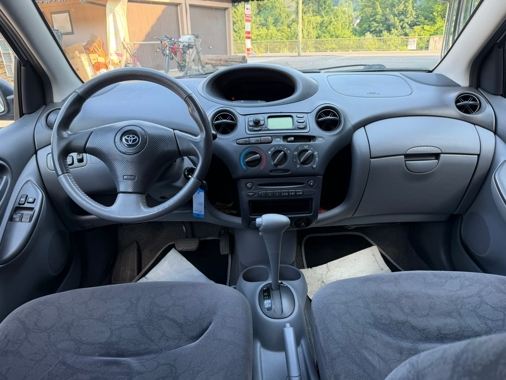TOYOTA Yaris 1.3 Linea Sol-image-6
