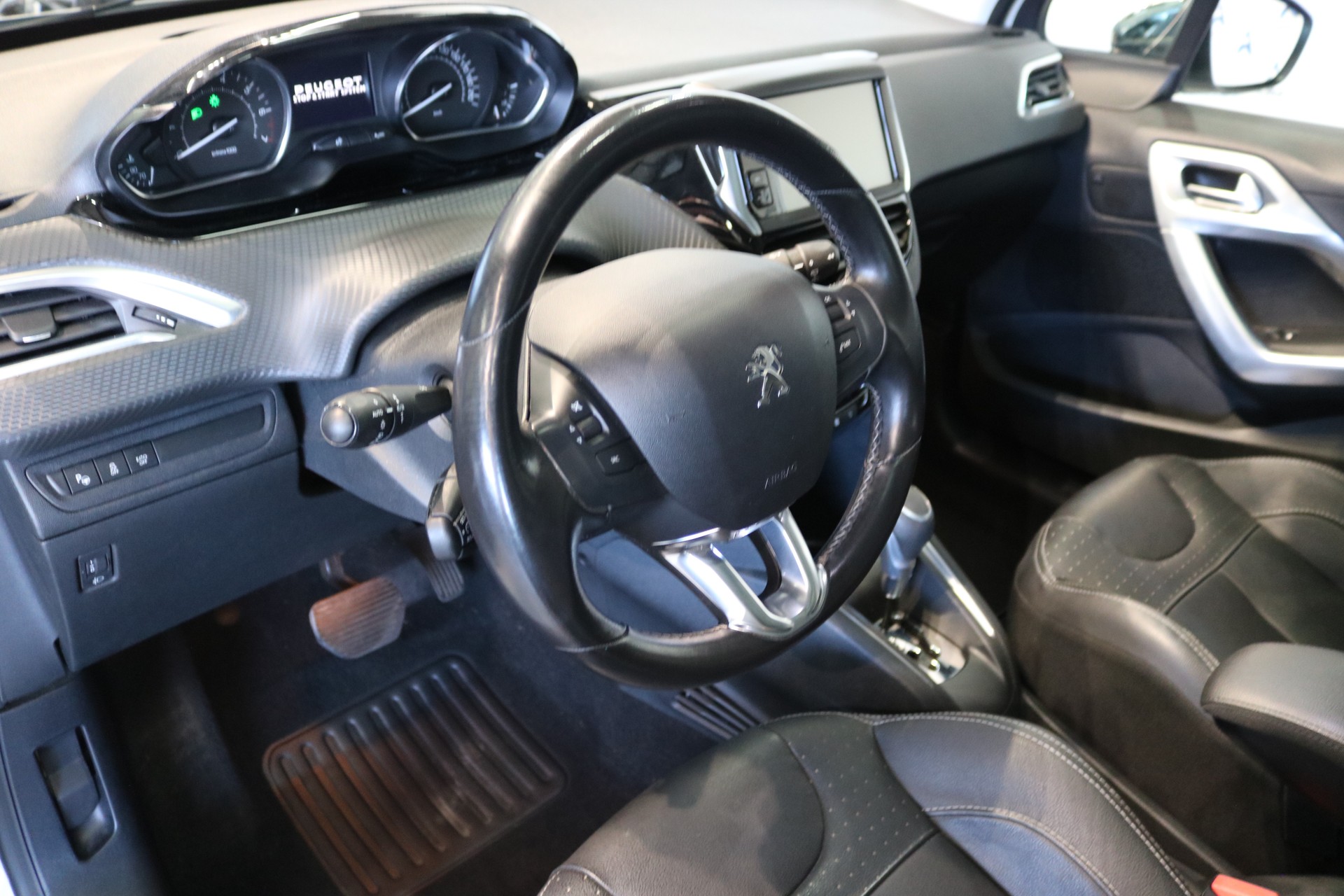PEUGEOT 208 Allure EAT6-image-1