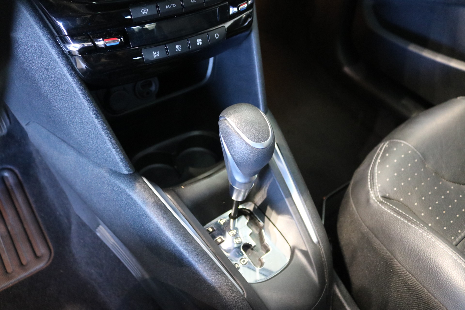 PEUGEOT 208 Allure EAT6-image-8