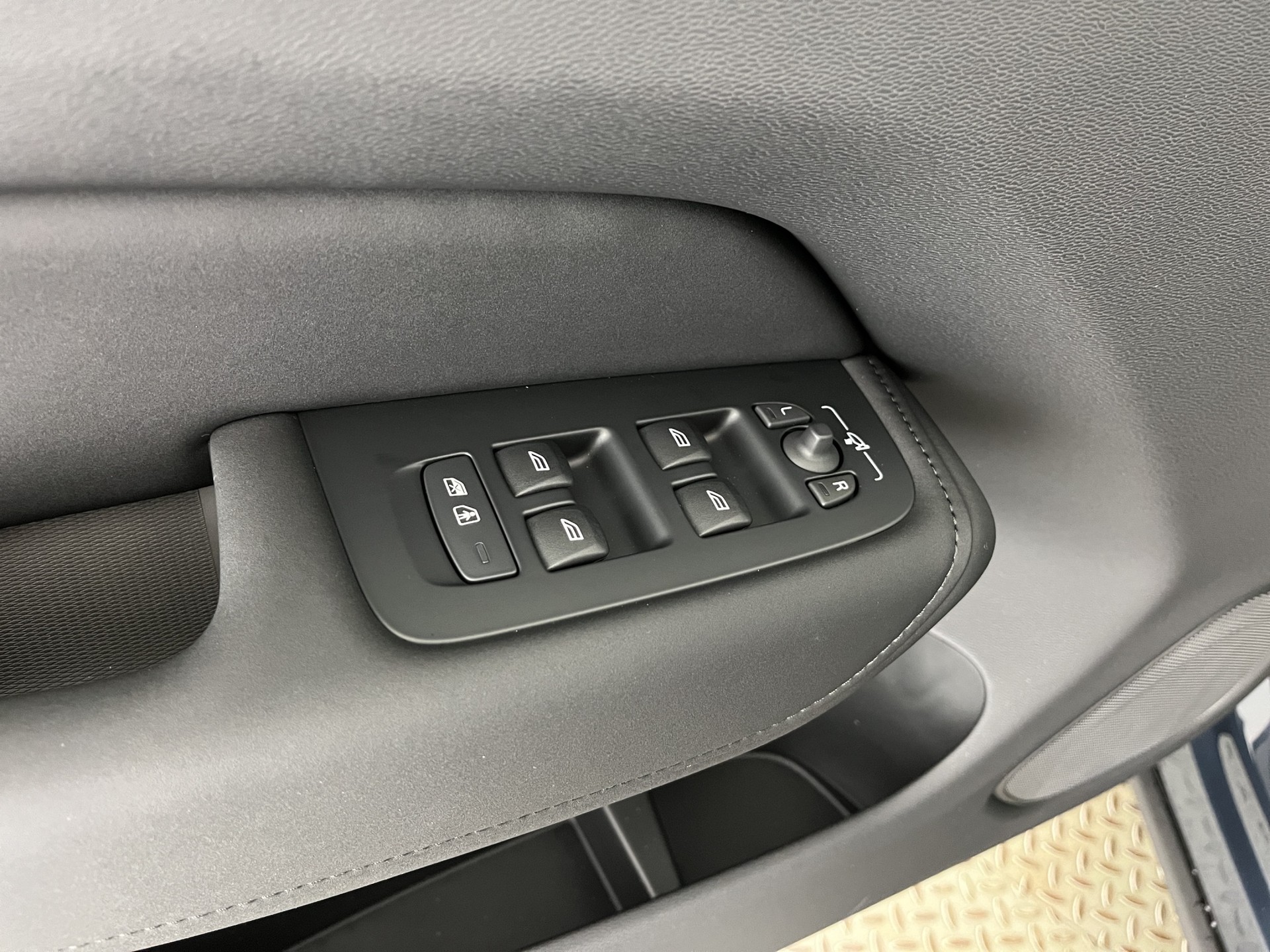 VOLVO XC60 2.0 T8 TE Black Edition eAWD-image-11