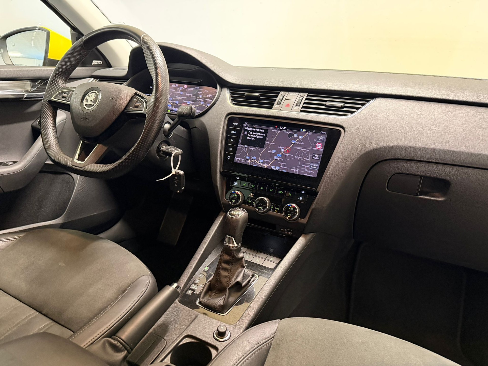SKODA Octavia Combi 2.0 TDI Style 4x4 DSG-image-10