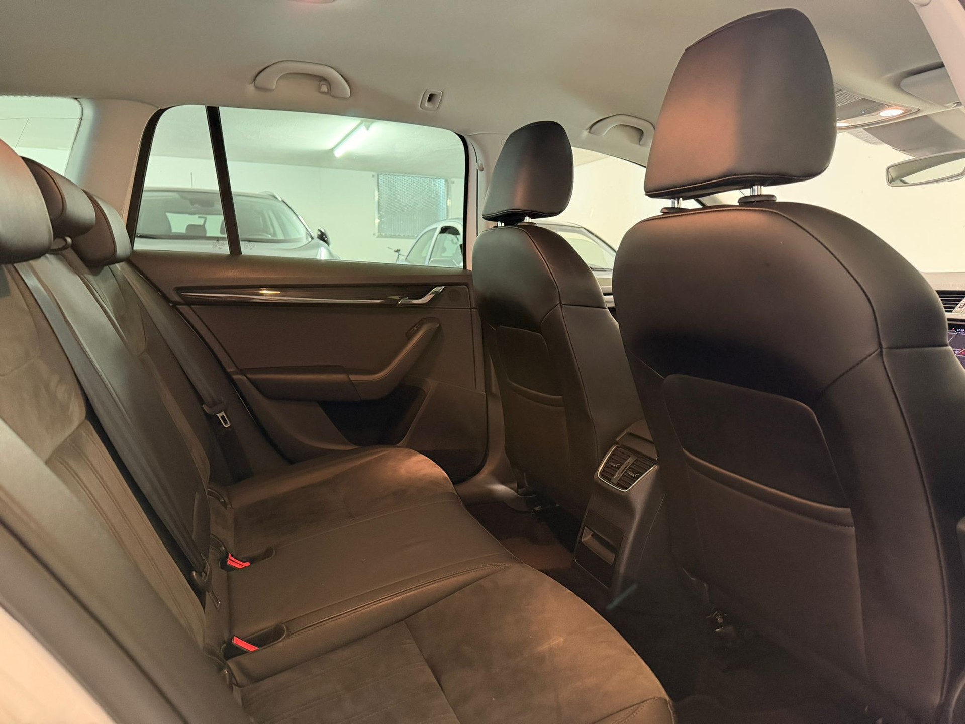 SKODA Octavia Combi 2.0 TDI Style 4x4 DSG-image-13