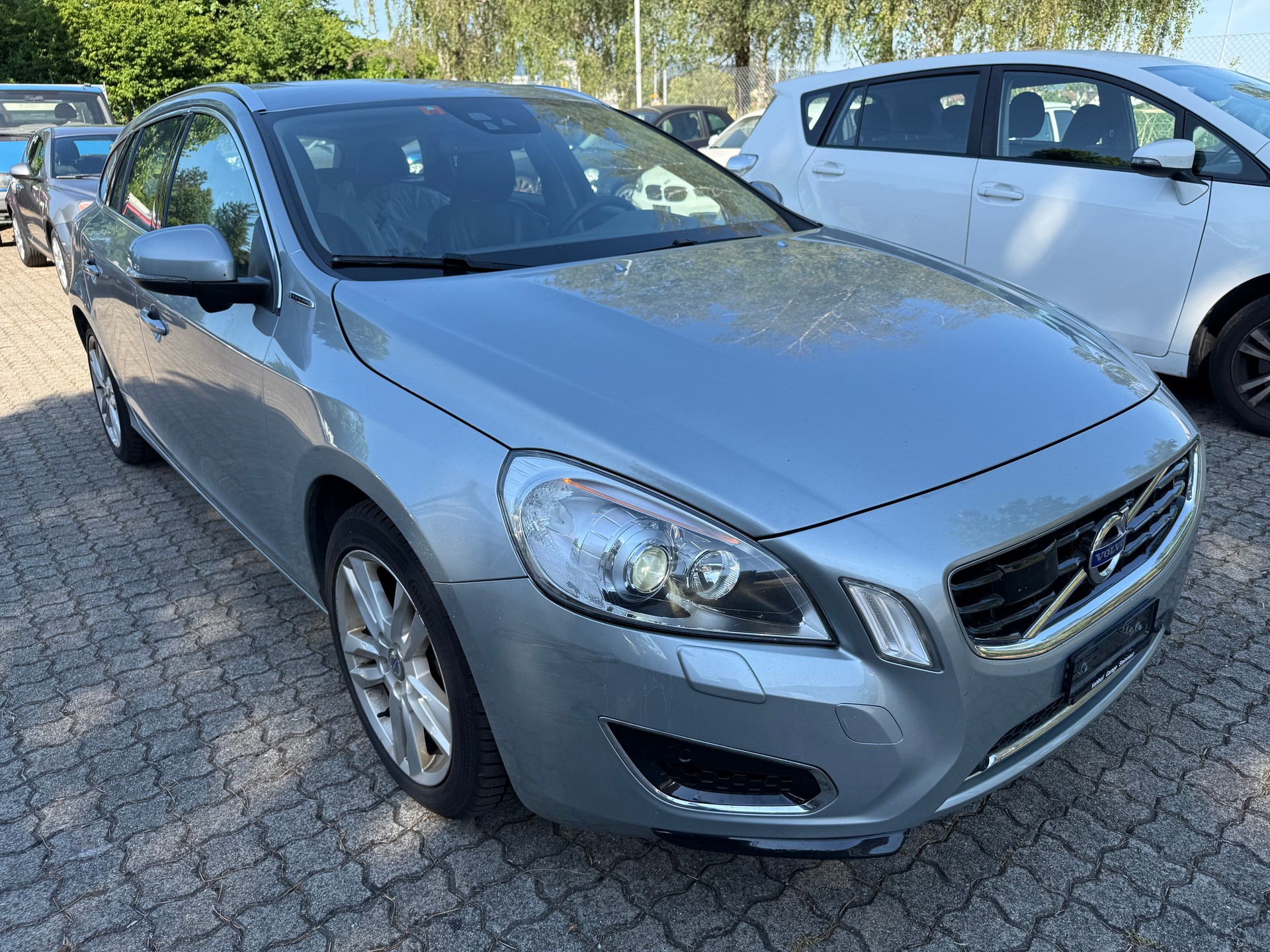 VOLVO V60 D6 AWD Plug-in Hybrid Pure Limited Geartronic-image-2
