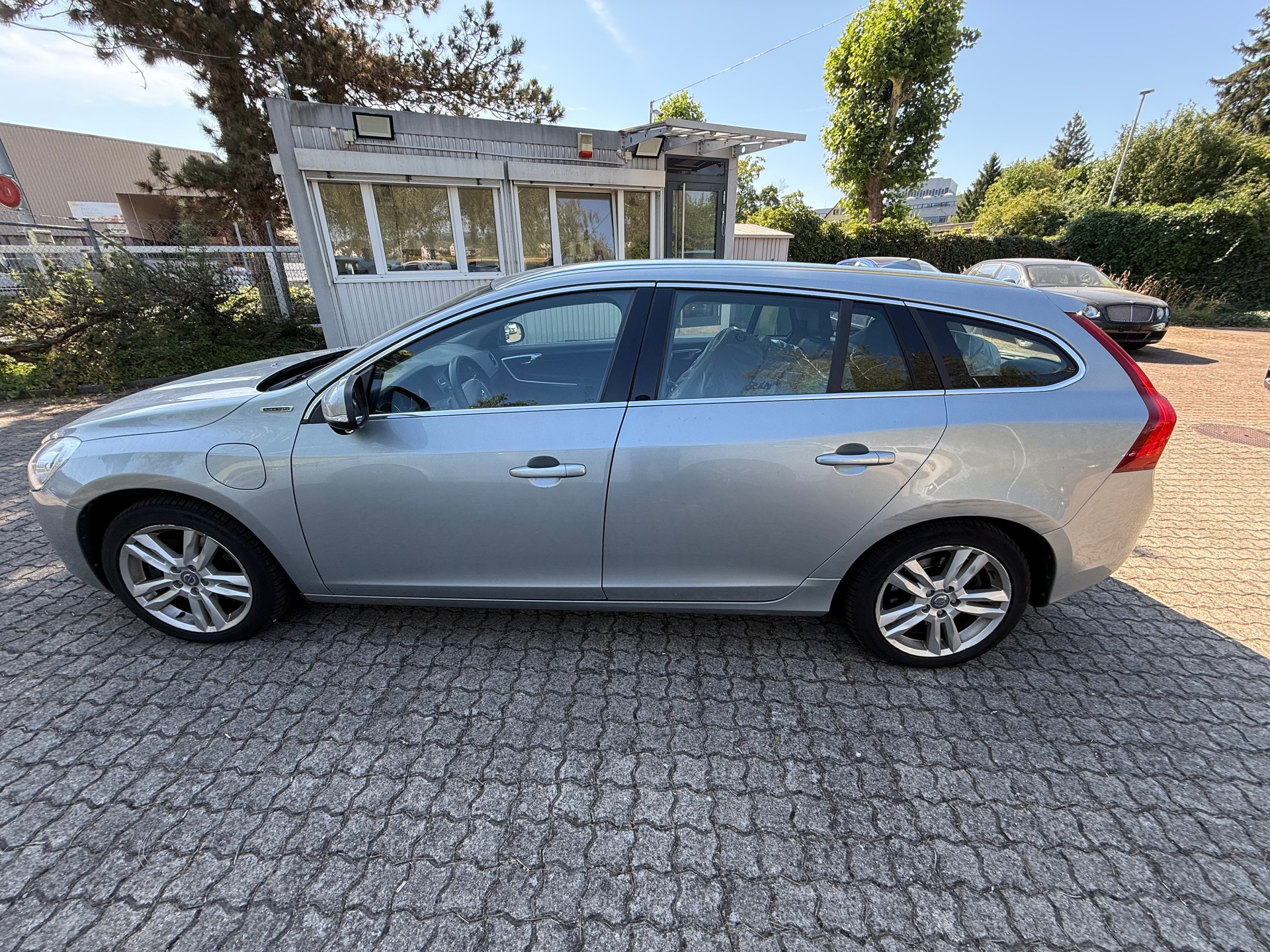 VOLVO V60 D6 AWD Plug-in Hybrid Pure Limited Geartronic-image-7