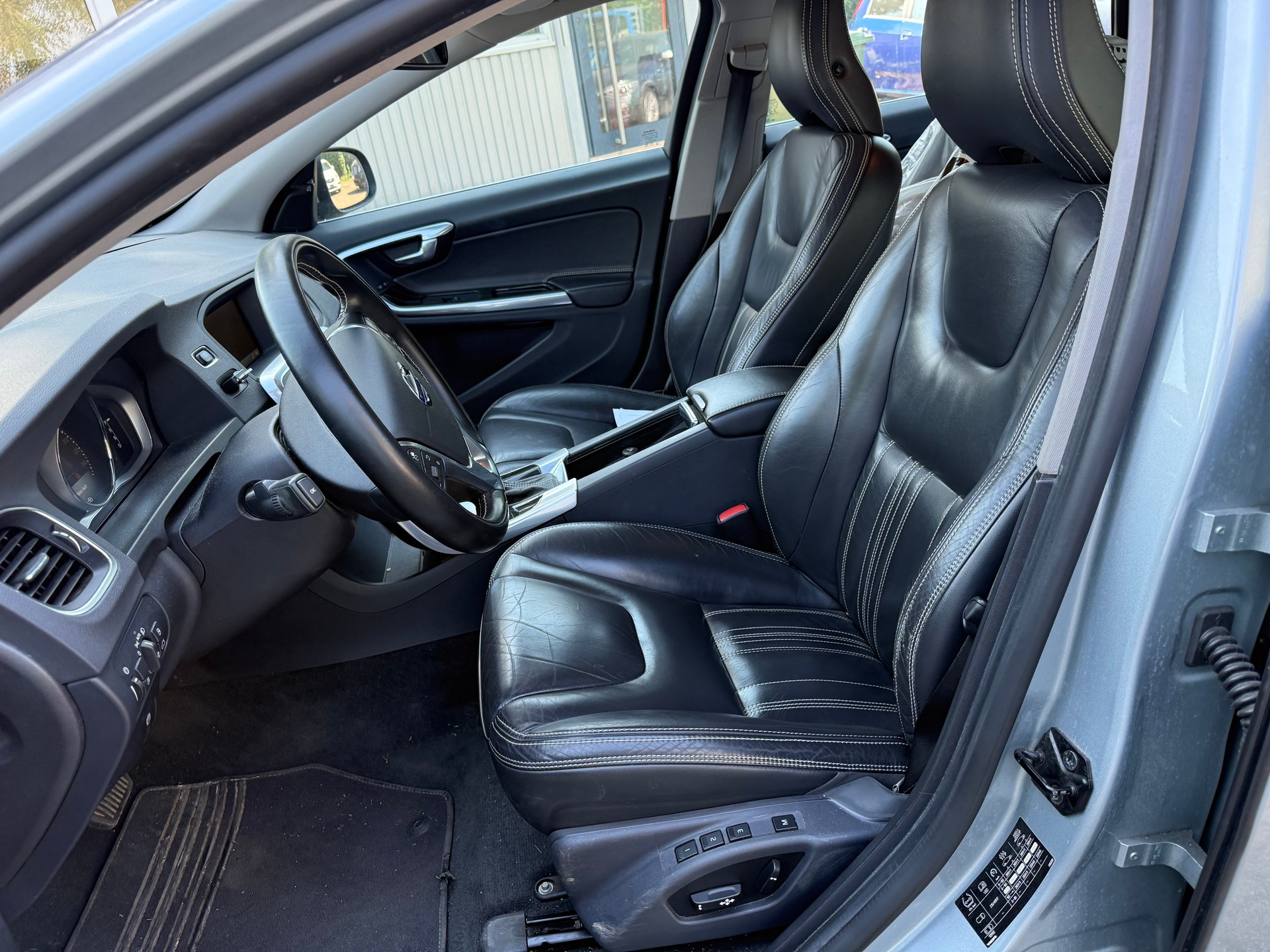 VOLVO V60 D6 AWD Plug-in Hybrid Pure Limited Geartronic-image-9