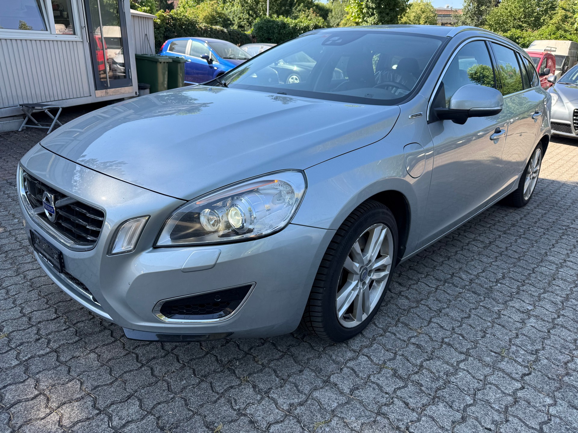 VOLVO V60 D6 AWD Plug-in Hybrid Pure Limited Geartronic-image-0