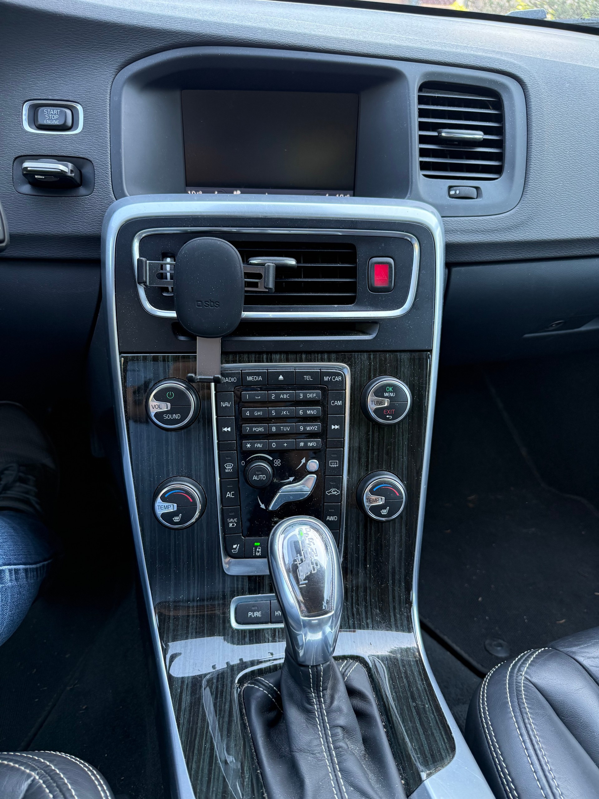 VOLVO V60 D6 AWD Plug-in Hybrid Pure Limited Geartronic-image-10