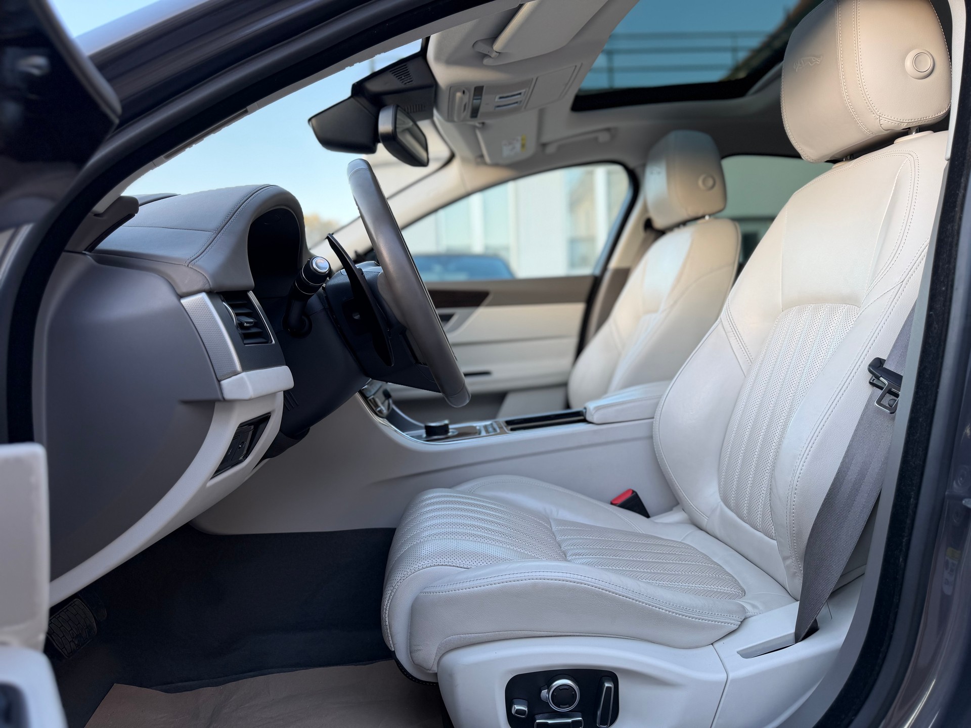 JAGUAR XF 30d Portfolio Automatic-image-9