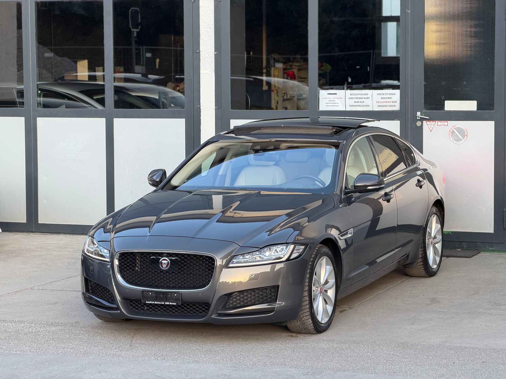JAGUAR XF 30d Portfolio Automatic-image-1