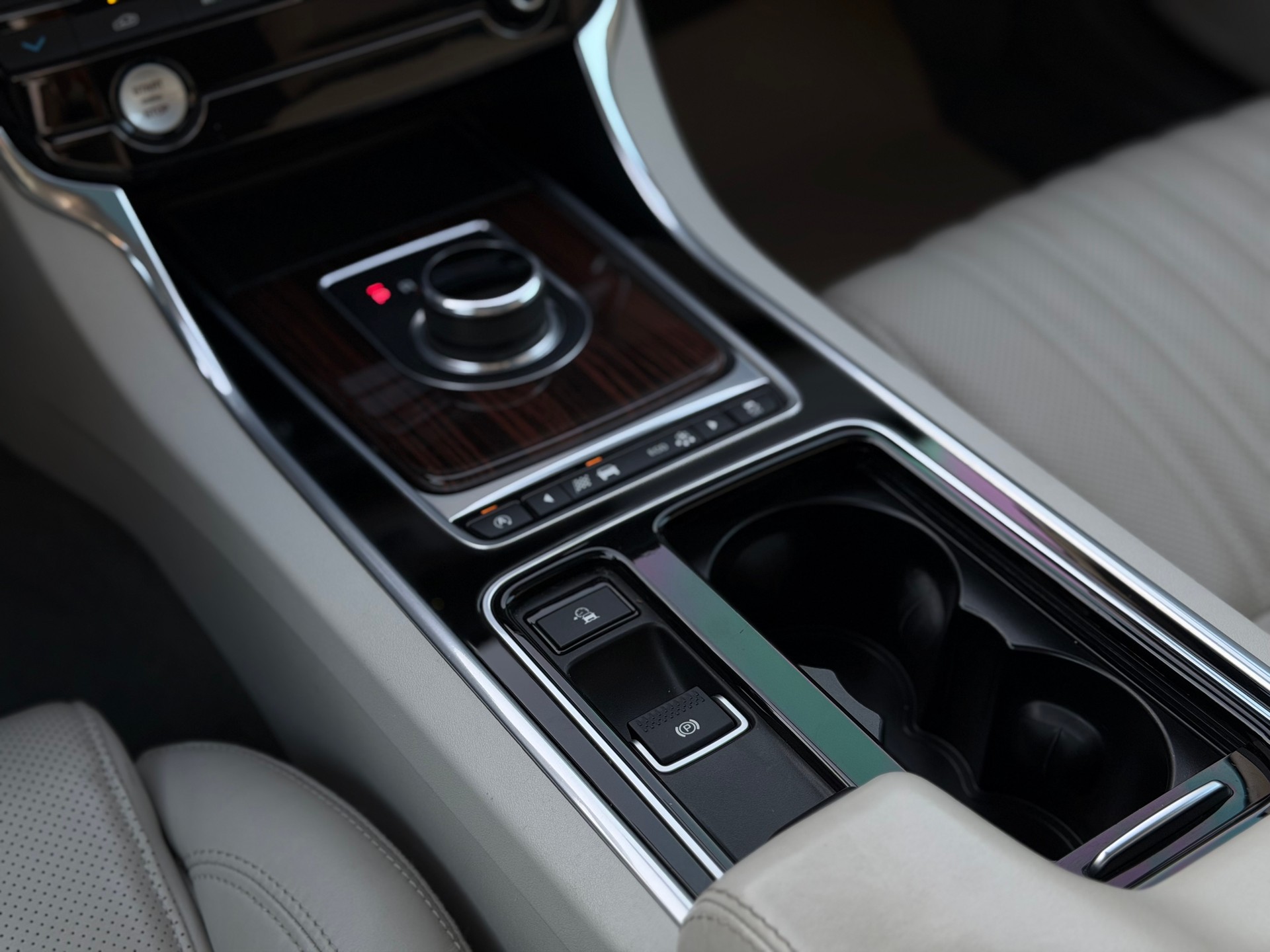 JAGUAR XF 30d Portfolio Automatic-image-17
