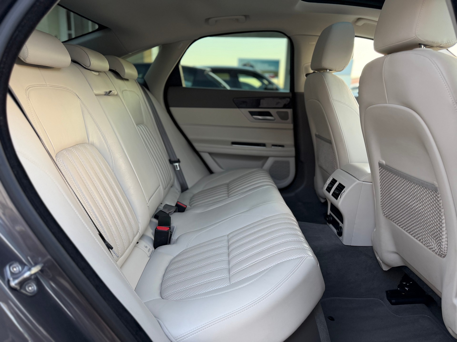JAGUAR XF 30d Portfolio Automatic-image-12