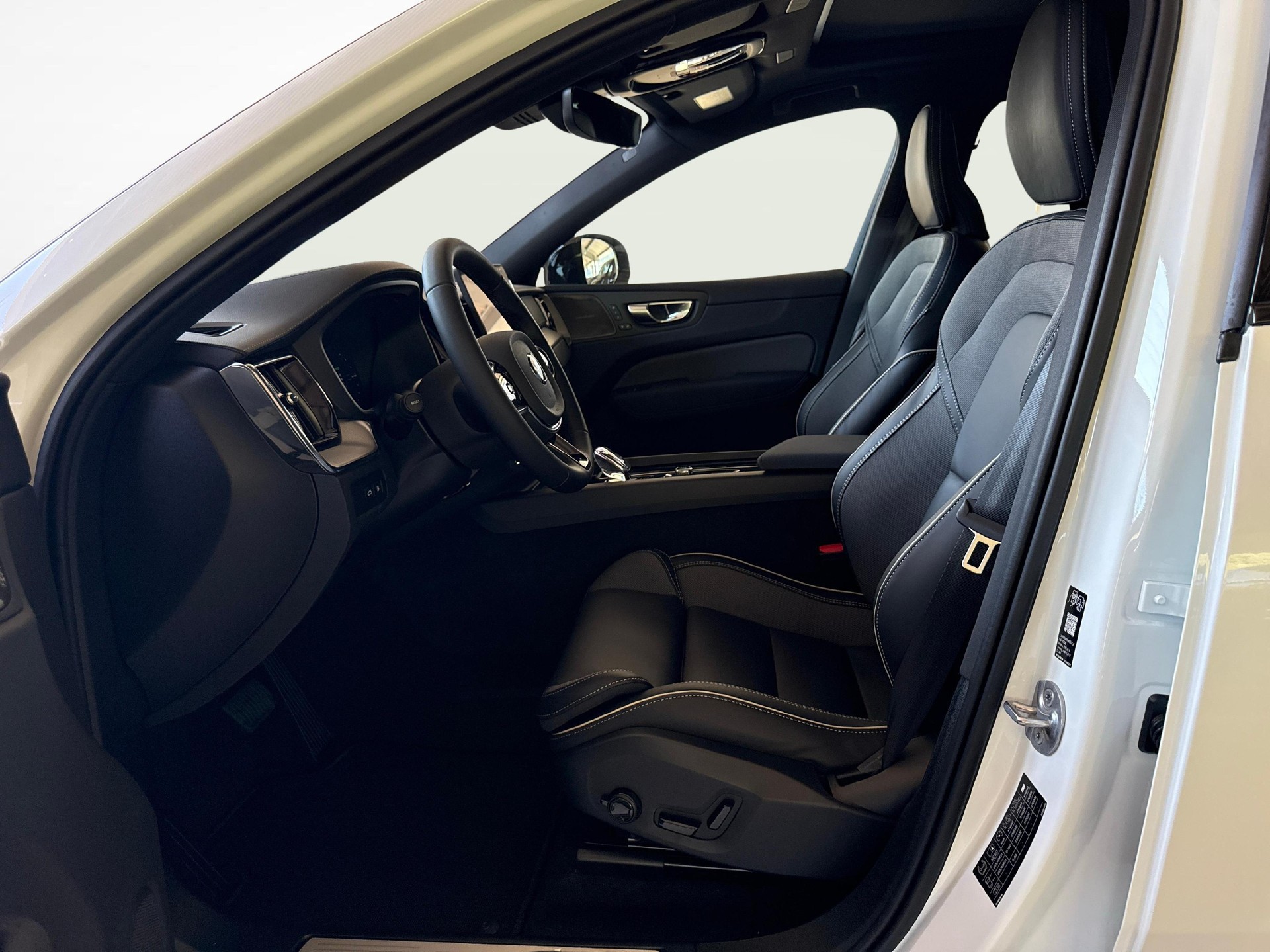 VOLVO XC60 2.0 T6 TE Black Edition eAWD-image-5