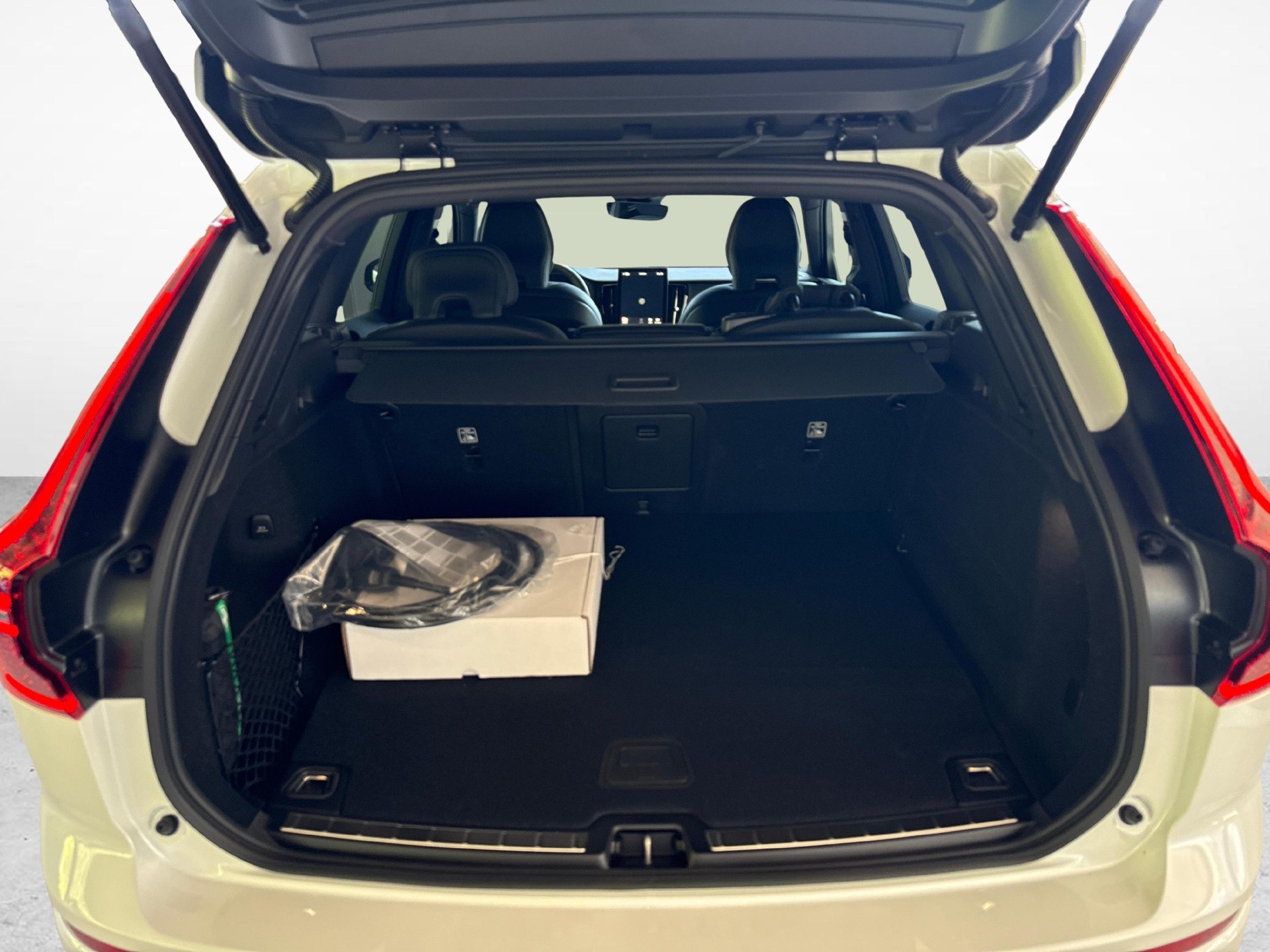 VOLVO XC60 2.0 T6 TE Black Edition eAWD-image-15