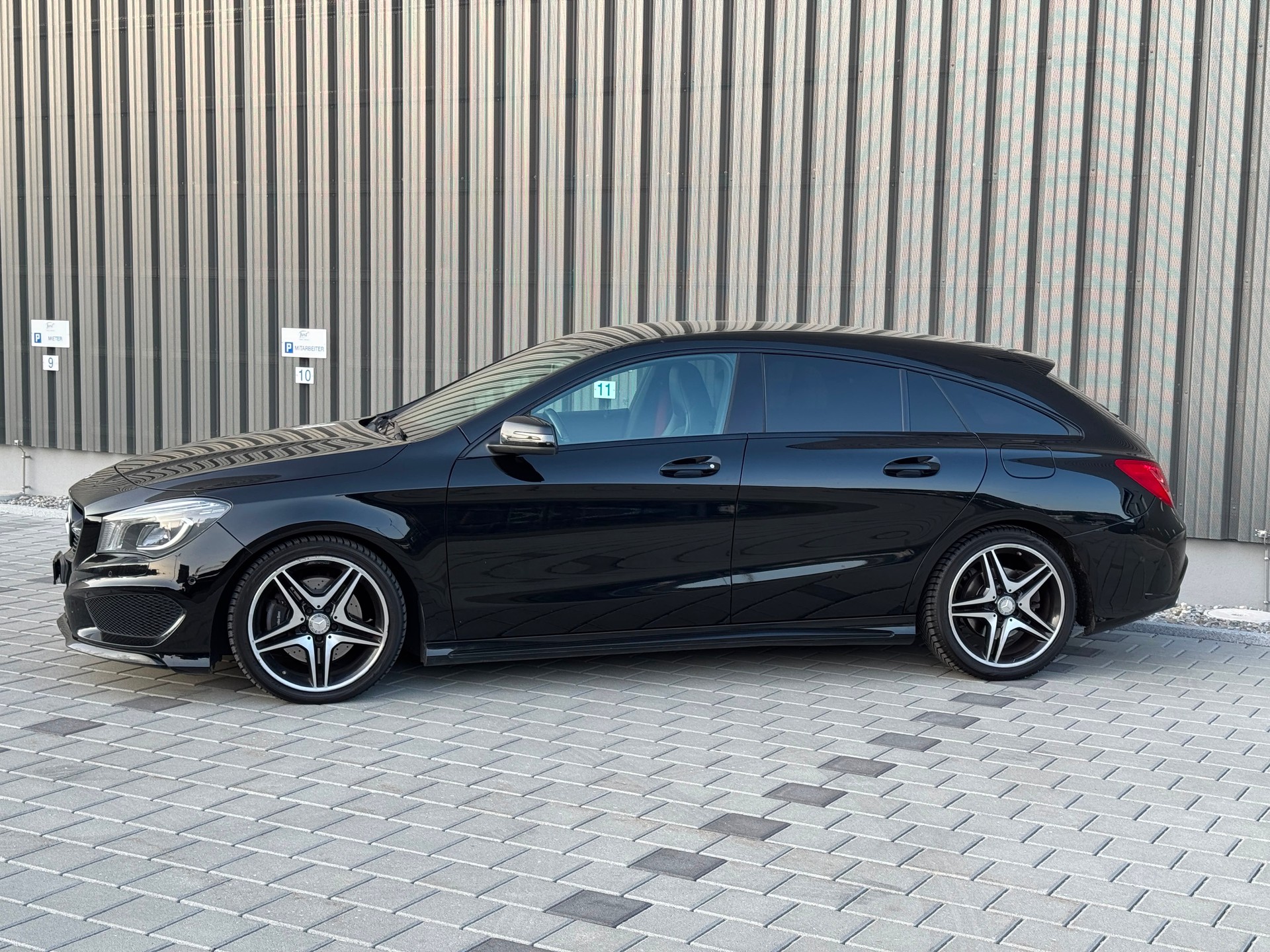 MERCEDES-BENZ CLA Shooting Brake 250 AMG Line 7G-DCT 4Matic-image-3