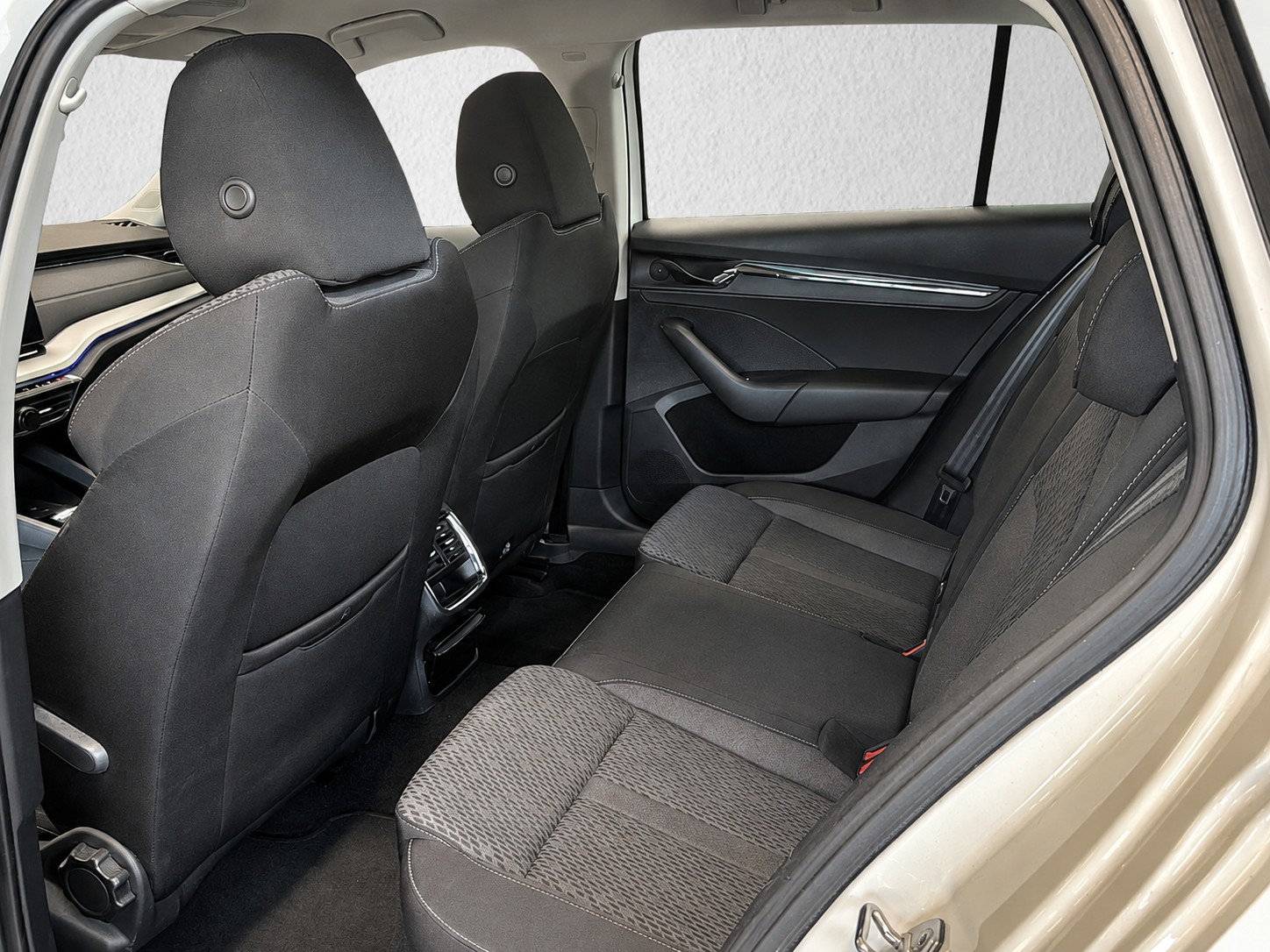 SKODA Octavia Combi 2.0 TDI DSG Style 4x4-image-7