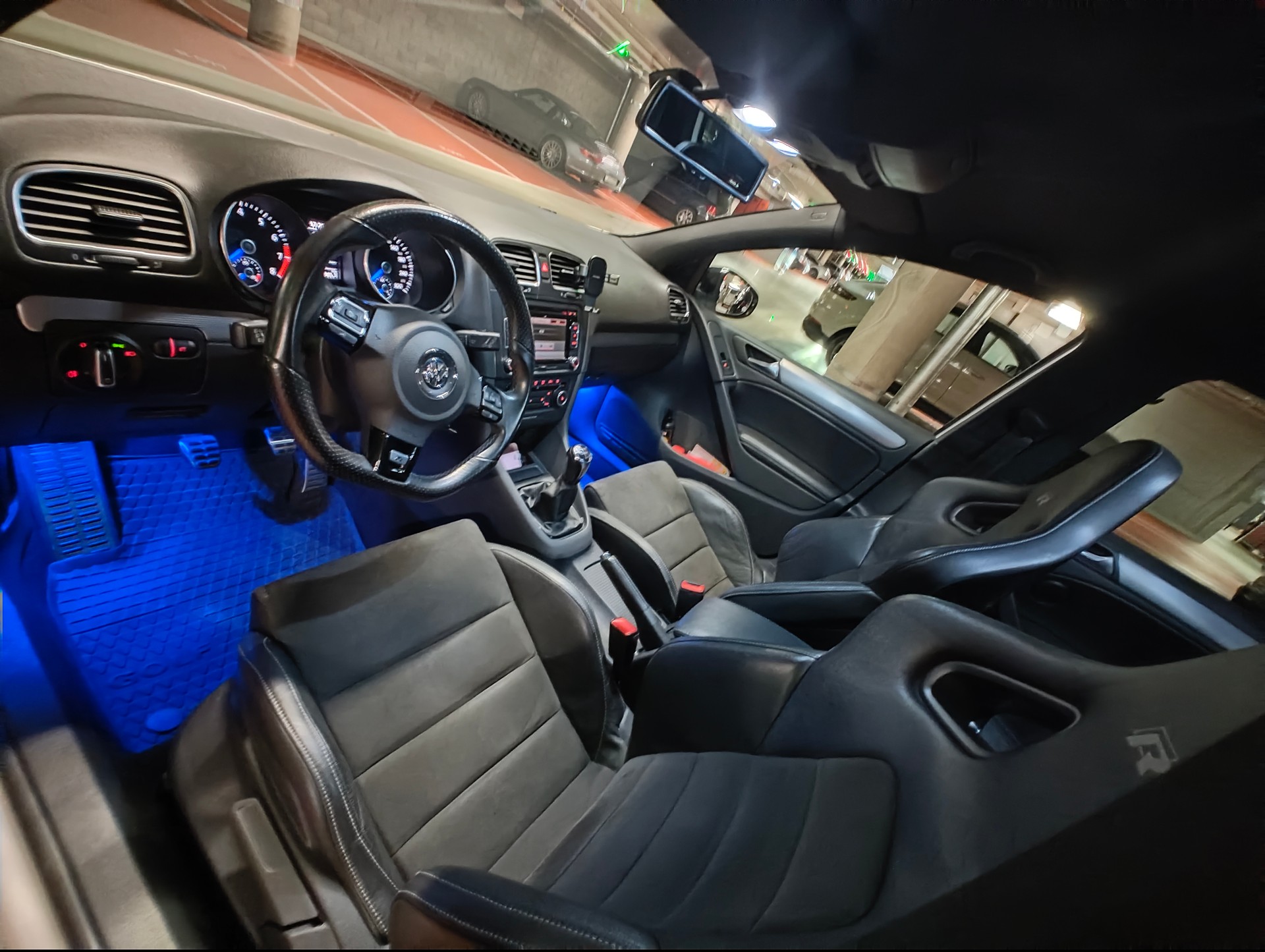 VW 2.0 TSI R 4motion-image-2