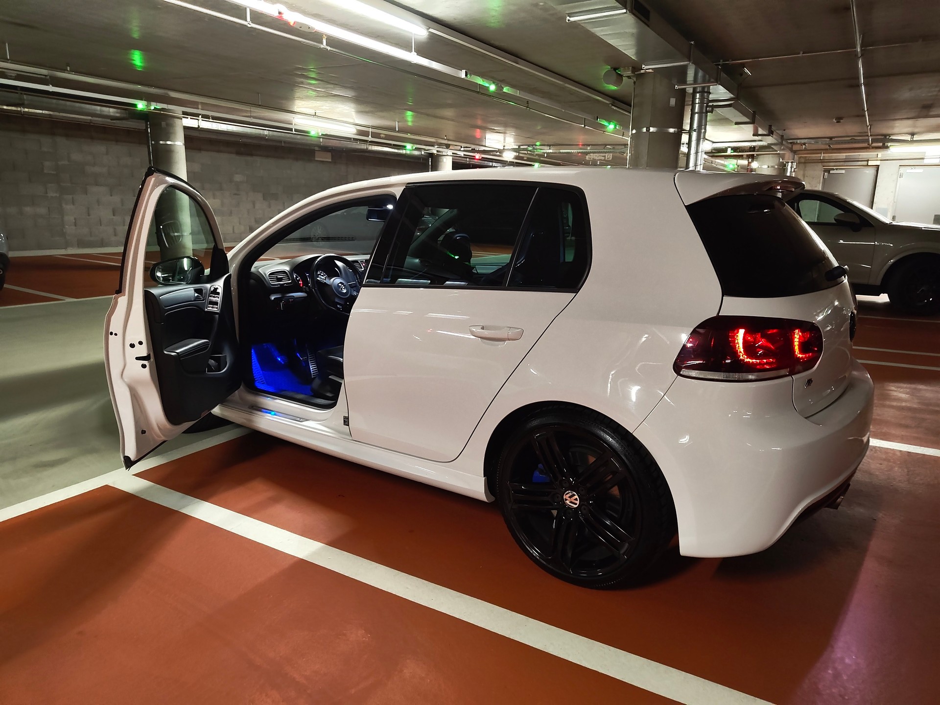 VW 2.0 TSI R 4motion-image-1