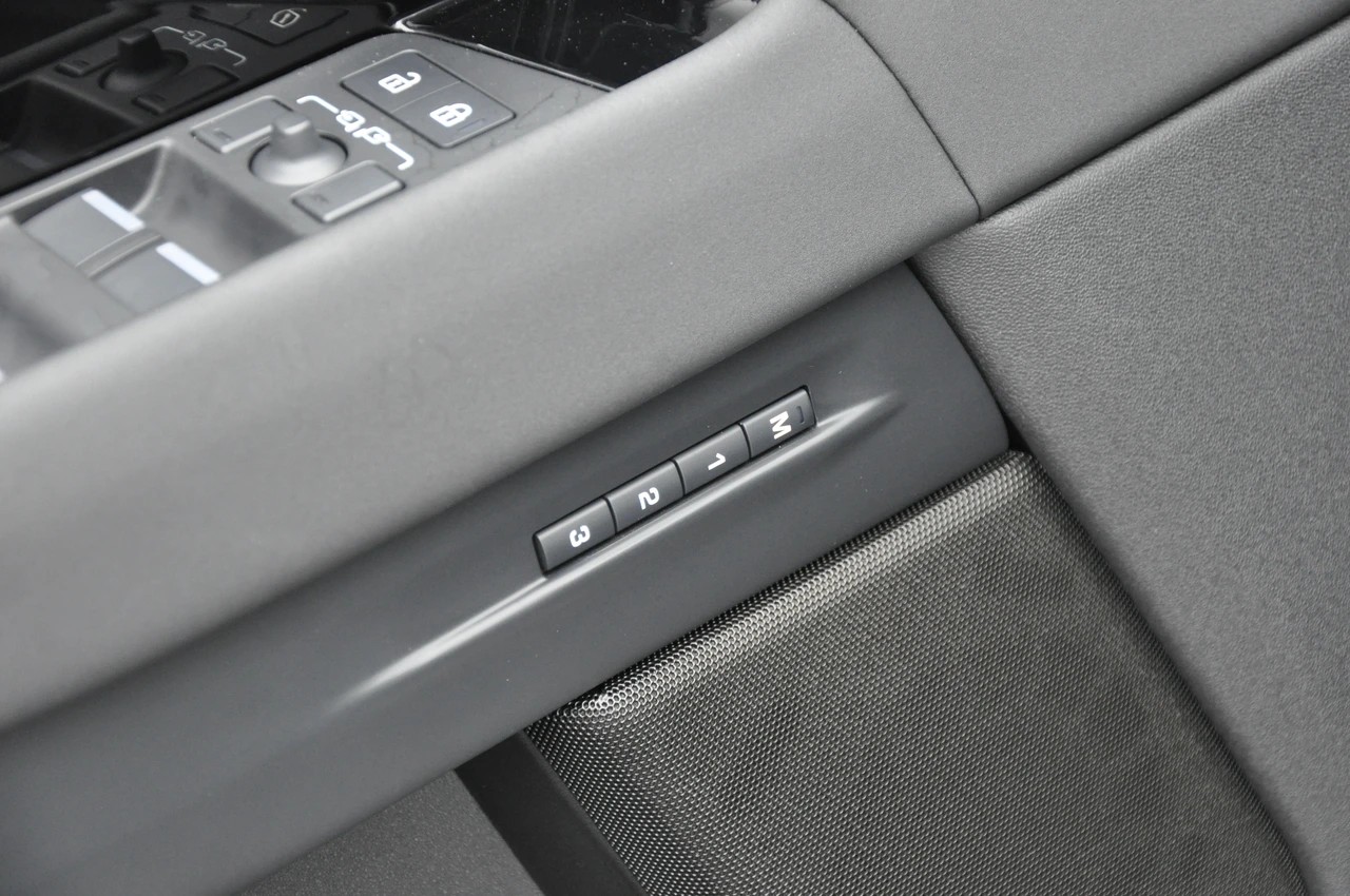 LAND ROVER Range Rover Evoque R-Dynamic D 200 MHEV SE AT9-image-19