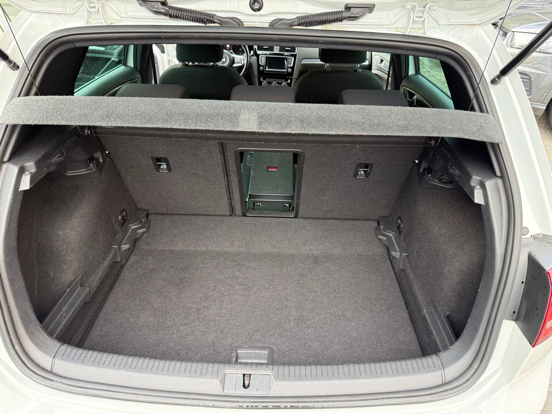 VW Golf 1.2 TSI Lounge R-Line DSG-image-12