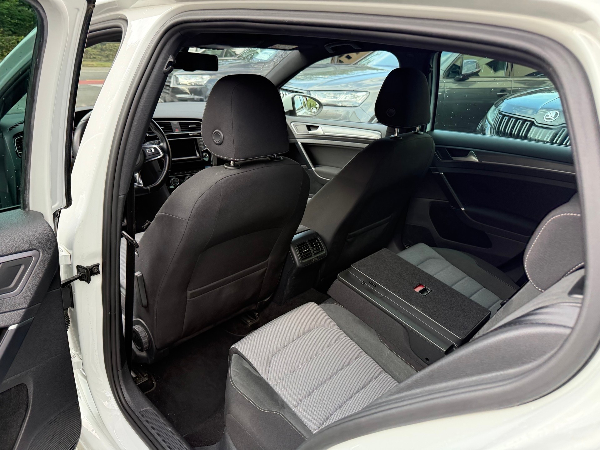VW Golf 1.2 TSI Lounge R-Line DSG-image-11