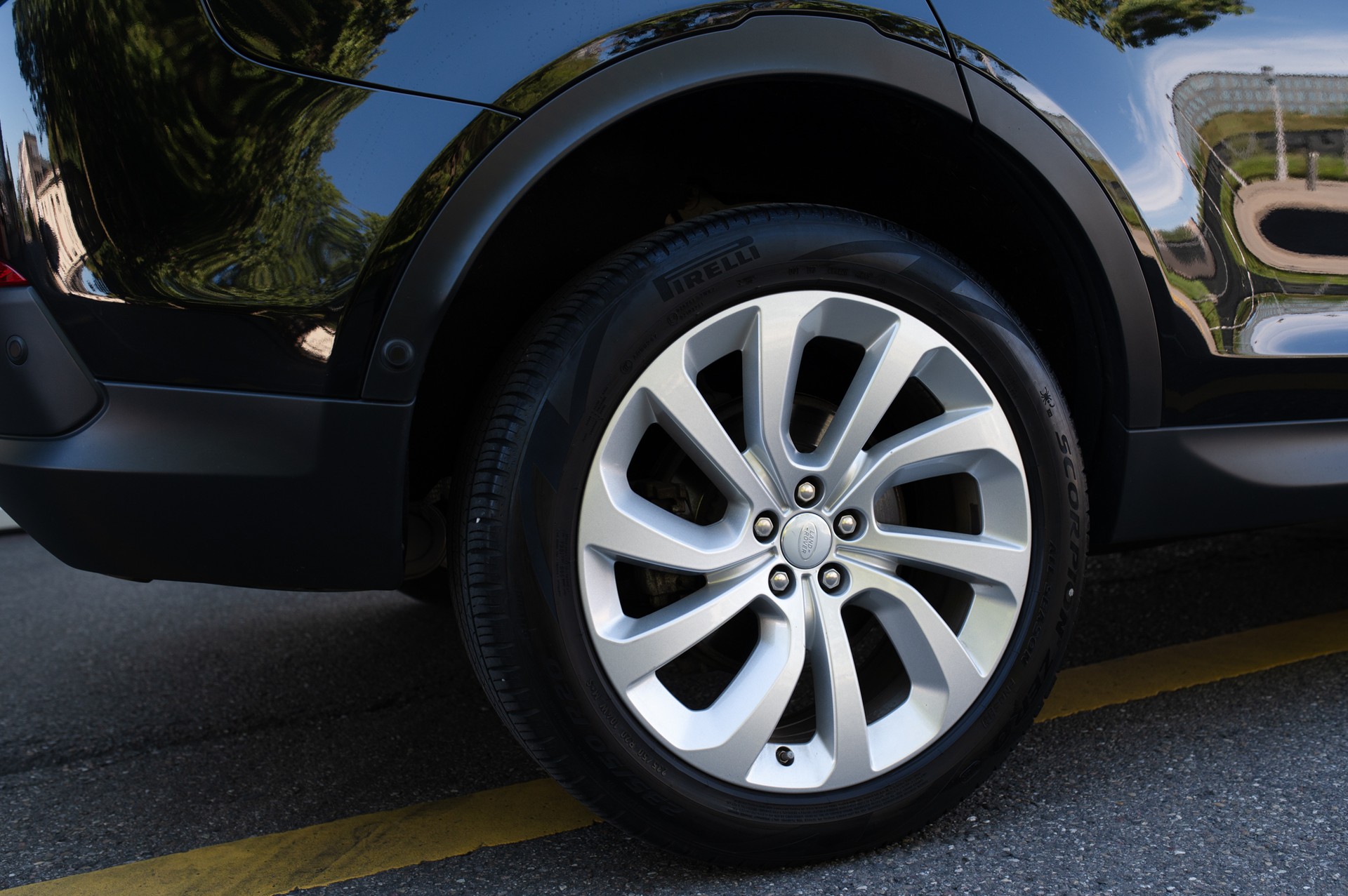 LAND ROVER DISCOVERY SPORT-image-4