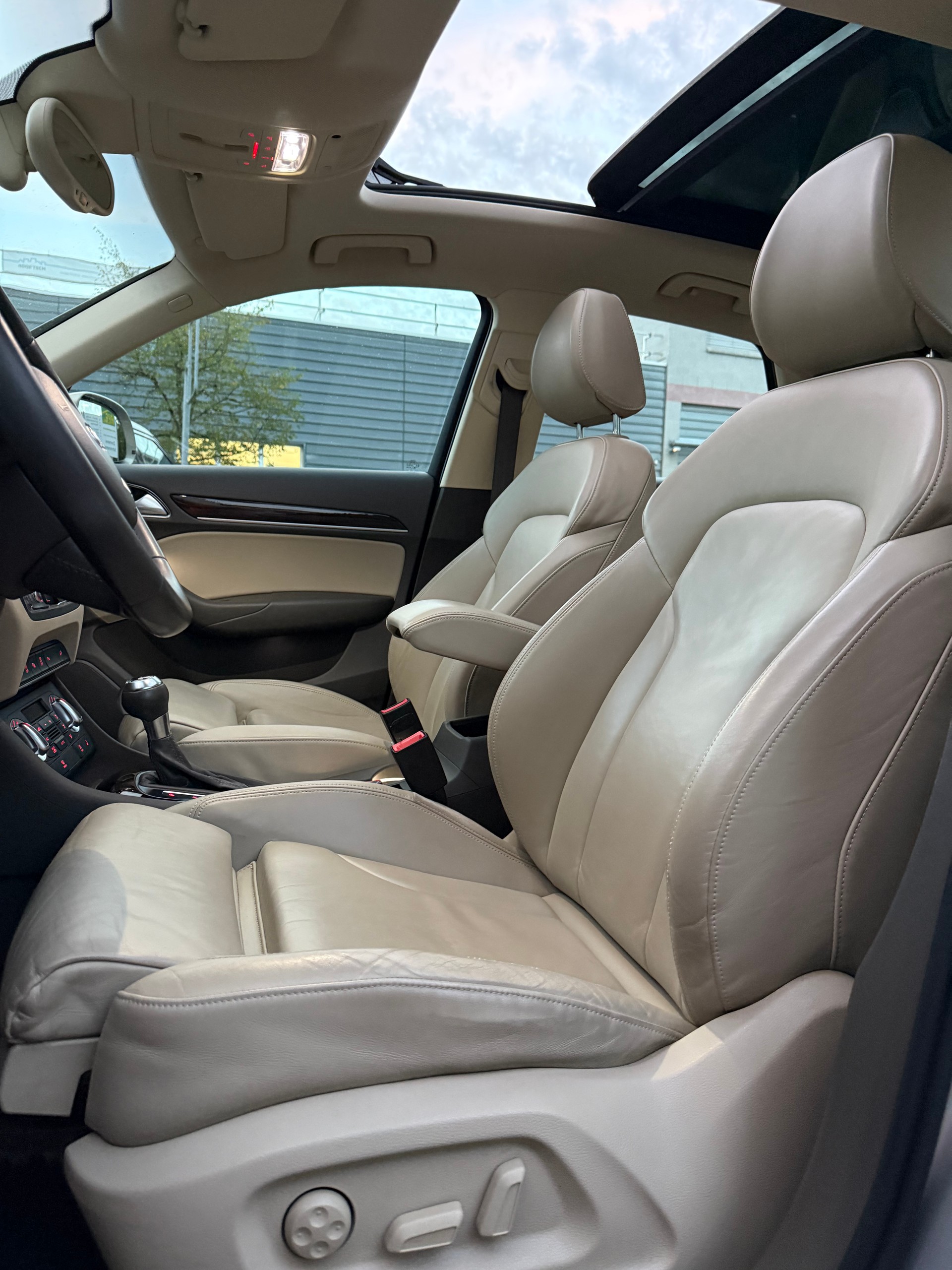 AUDI Q3 2.0 TFSI quattro S-tronic-image-11