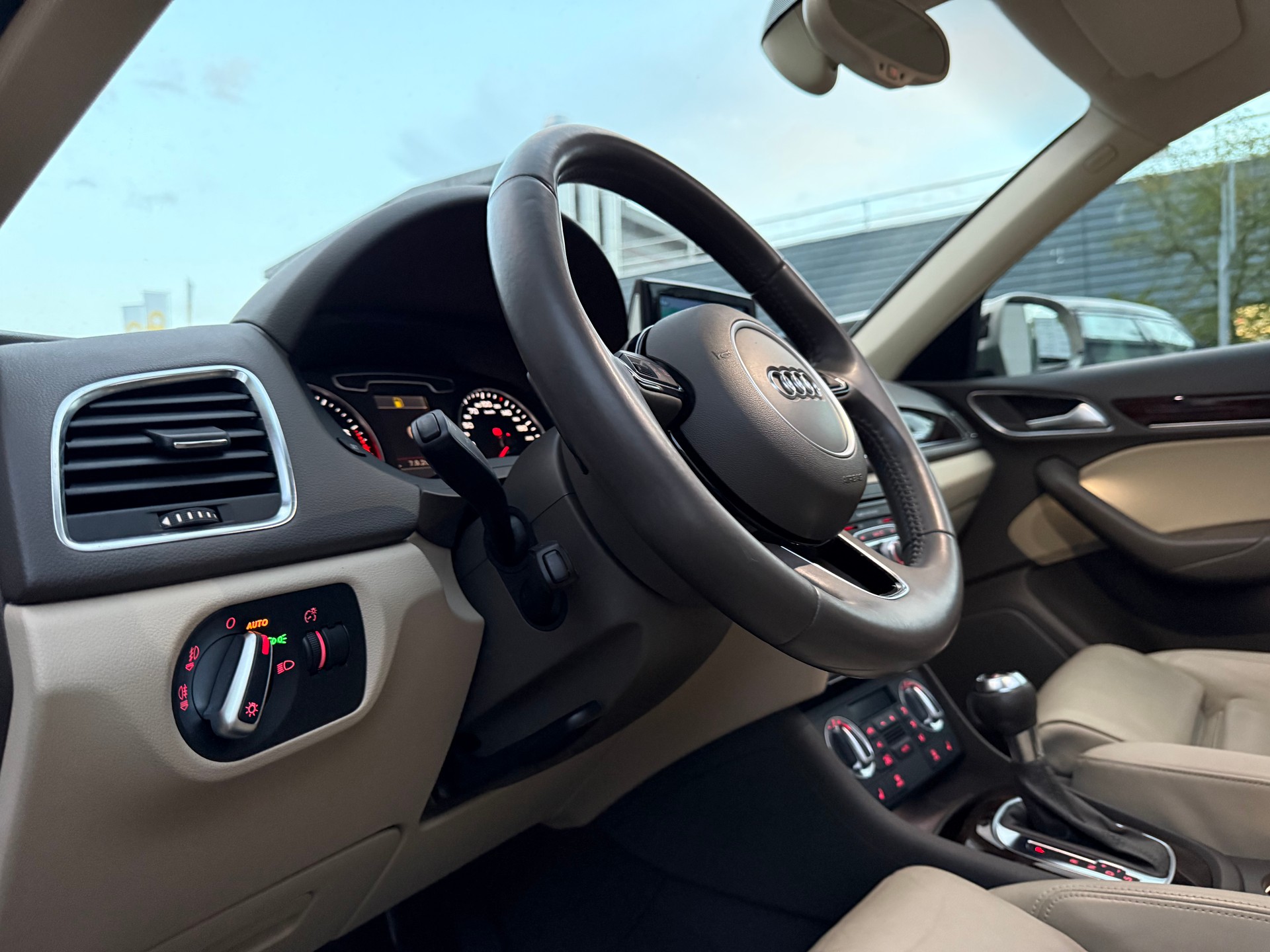 AUDI Q3 2.0 TFSI quattro S-tronic-image-10