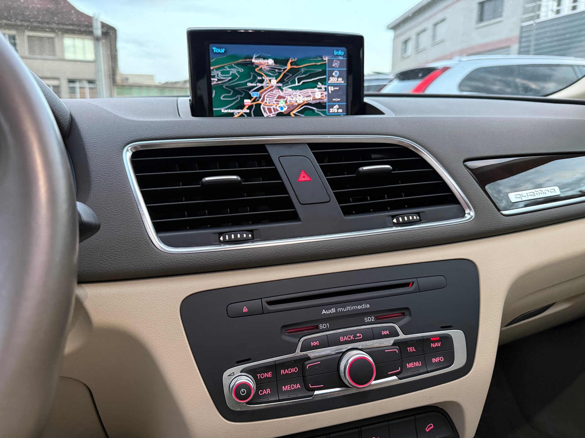 AUDI Q3 2.0 TFSI quattro S-tronic-image-8
