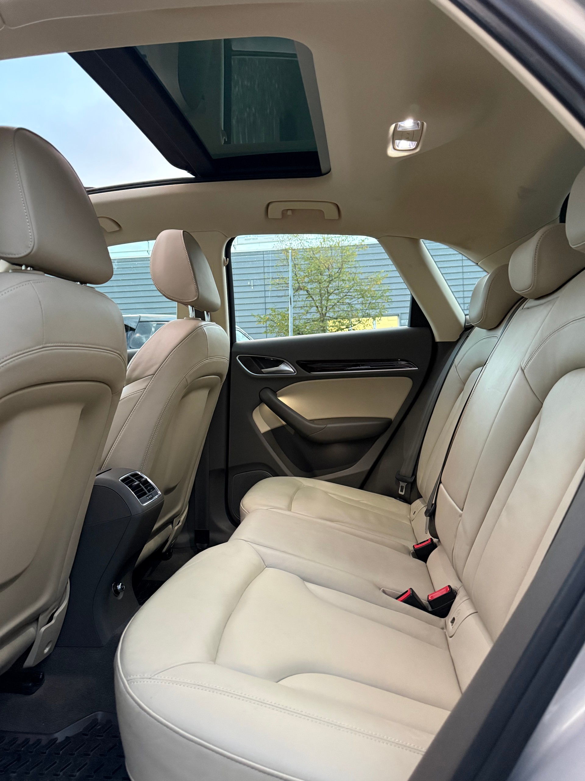 AUDI Q3 2.0 TFSI quattro S-tronic-image-3