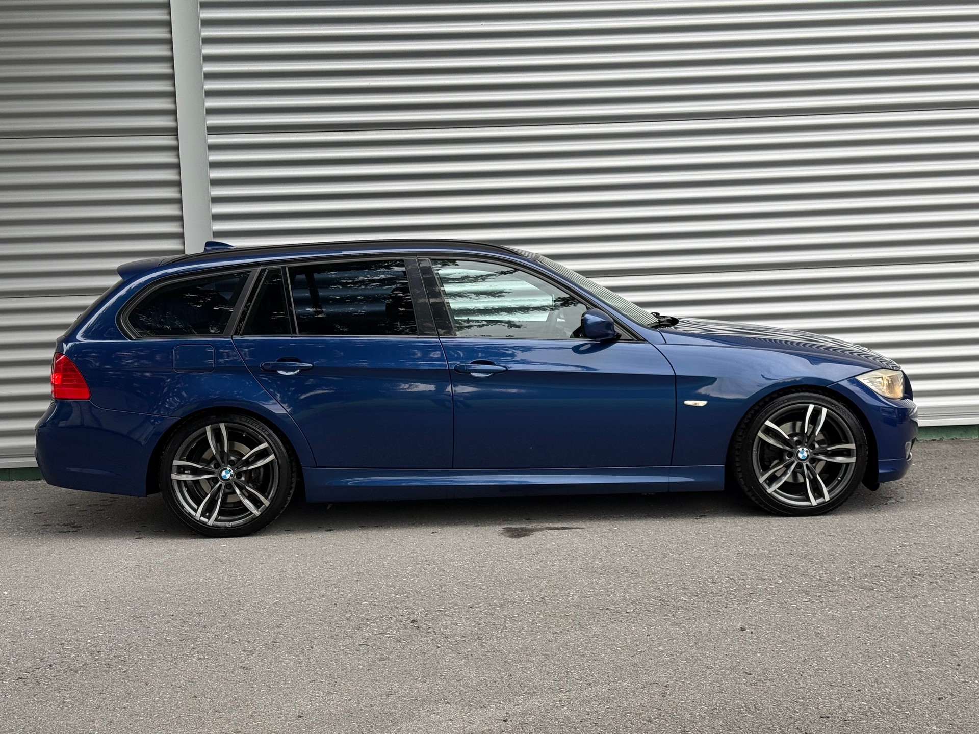 BMW 320d xDrive Touring Dynamic Edition-image-4