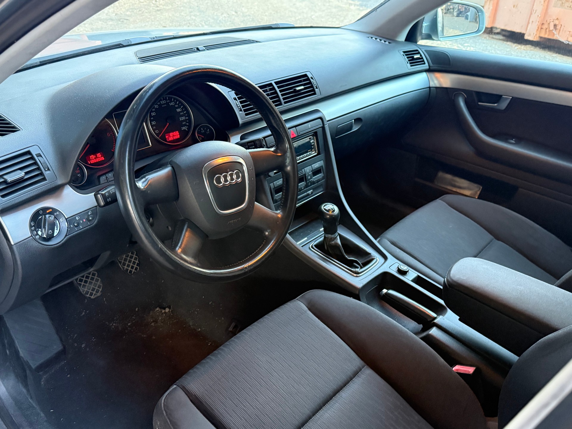 AUDI A4 Avant 2.0 TDI-image-11