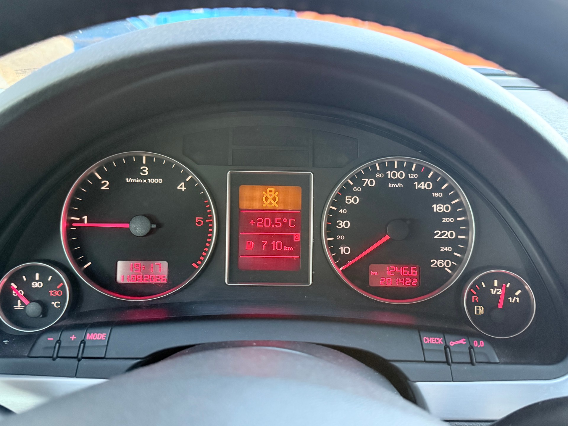 AUDI A4 Avant 2.0 TDI-image-13