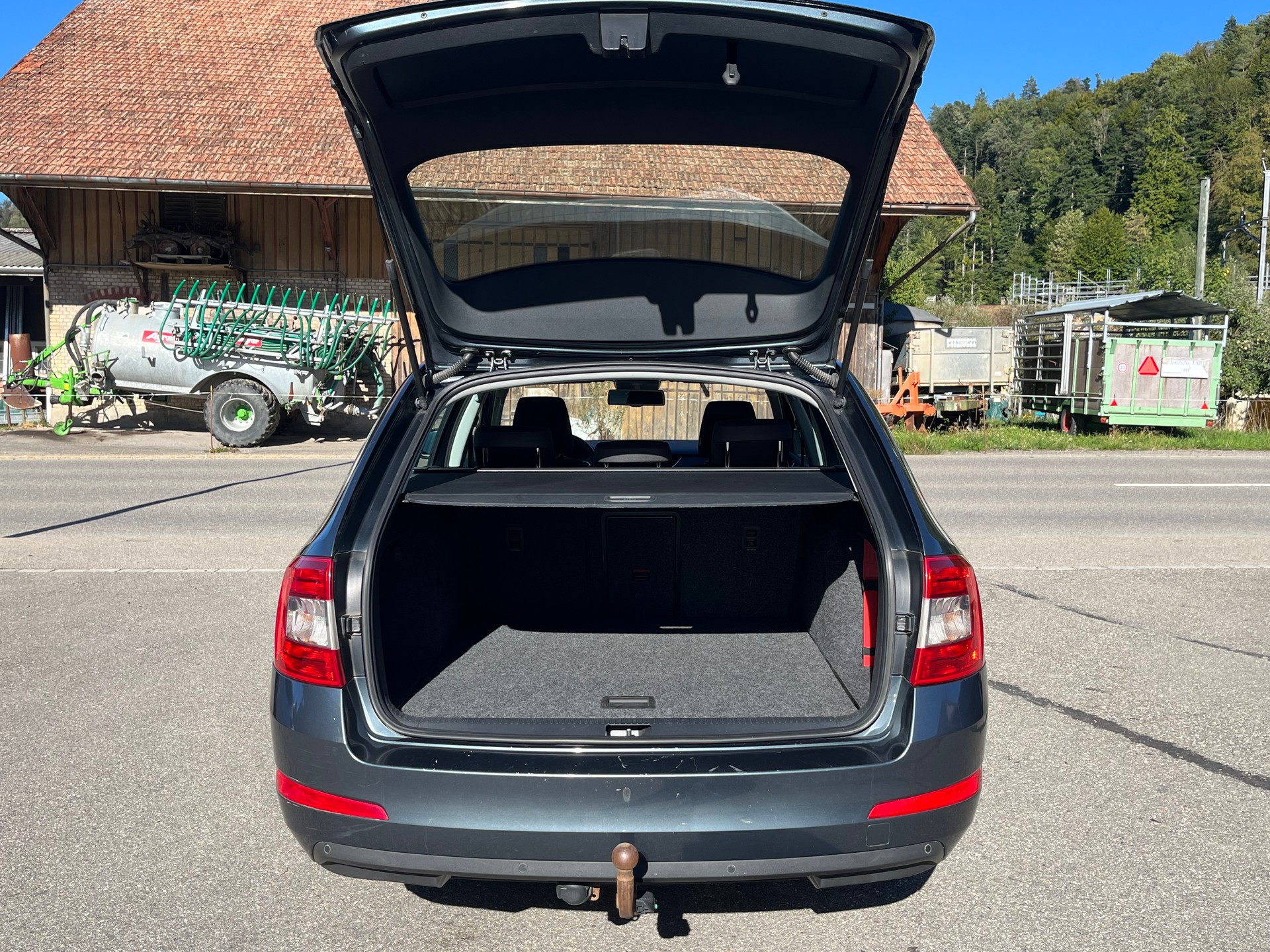 SKODA Octavia Combi 1.8 TSI Ambition 4x4 DSG / Frisch ab MFK & Service / 8-fach bereift / Anhängerkupplung-image-4