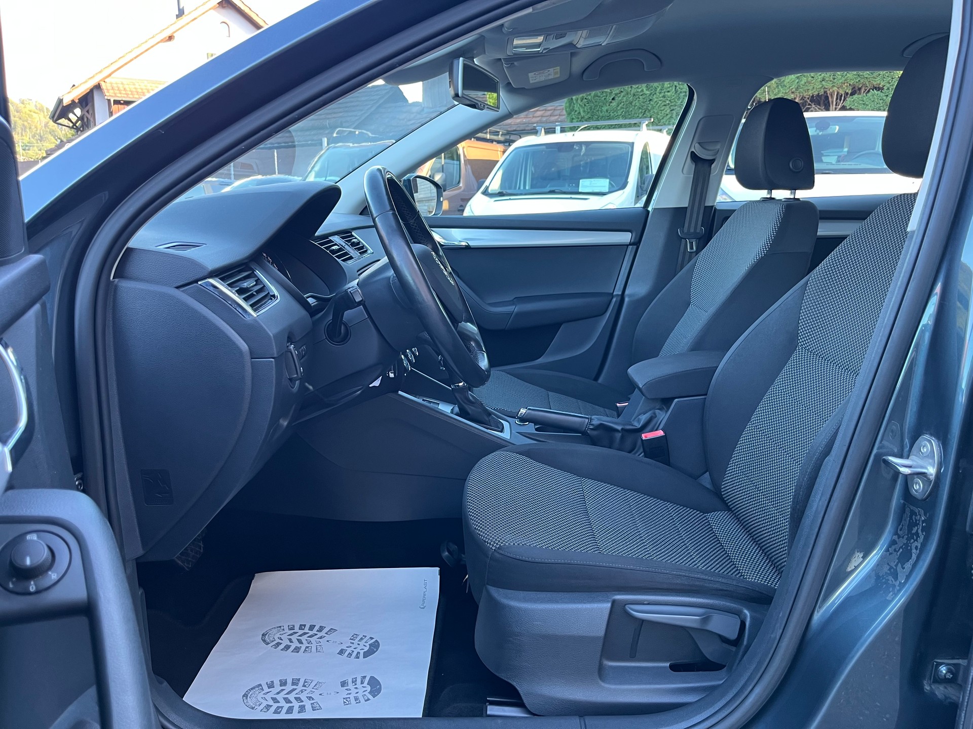 SKODA Octavia Combi 1.8 TSI Ambition 4x4 DSG / Frisch ab MFK & Service / 8-fach bereift / Anhängerkupplung-image-12