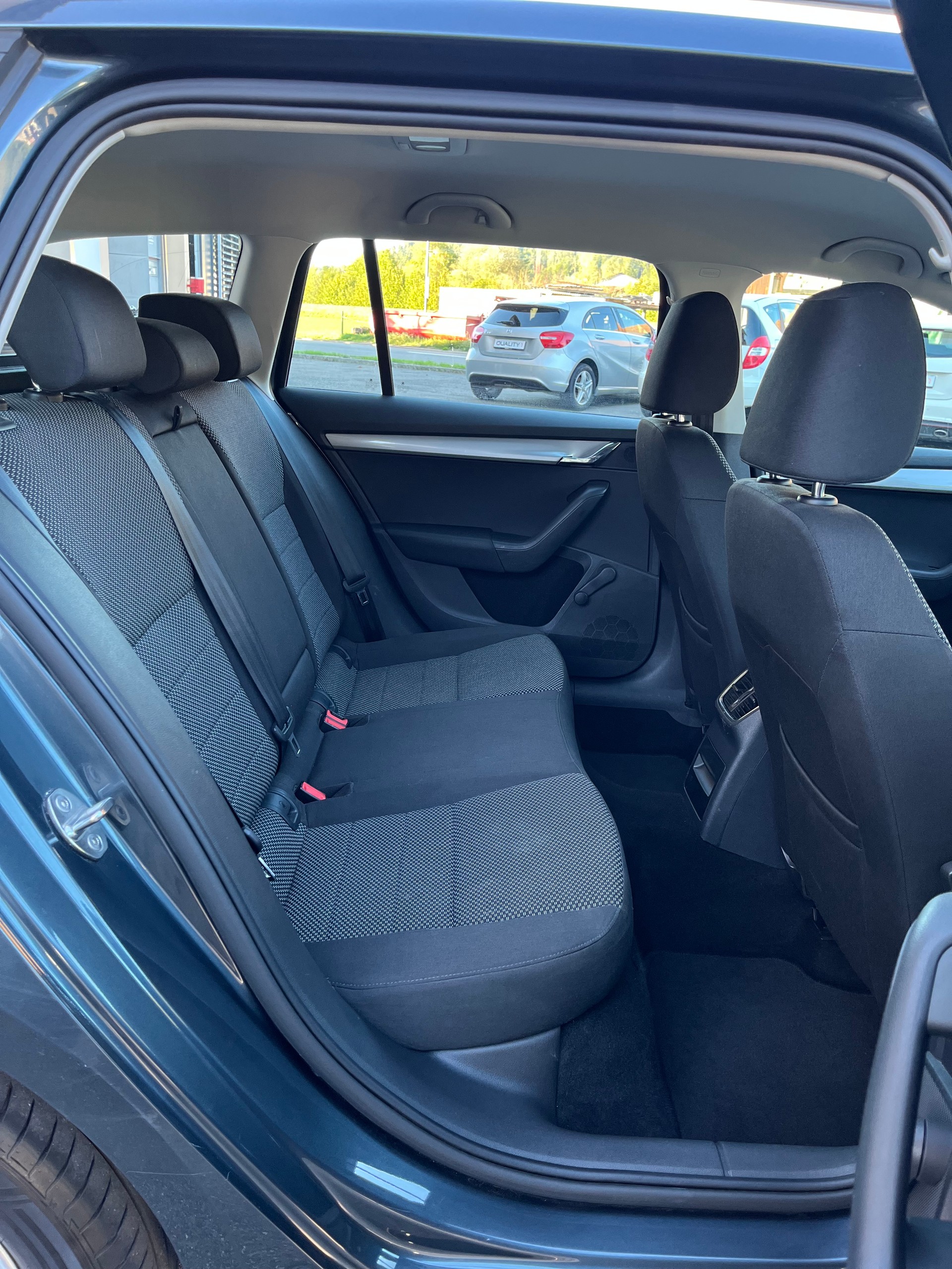 SKODA Octavia Combi 1.8 TSI Ambition 4x4 DSG / Frisch ab MFK & Service / 8-fach bereift / Anhängerkupplung-image-6