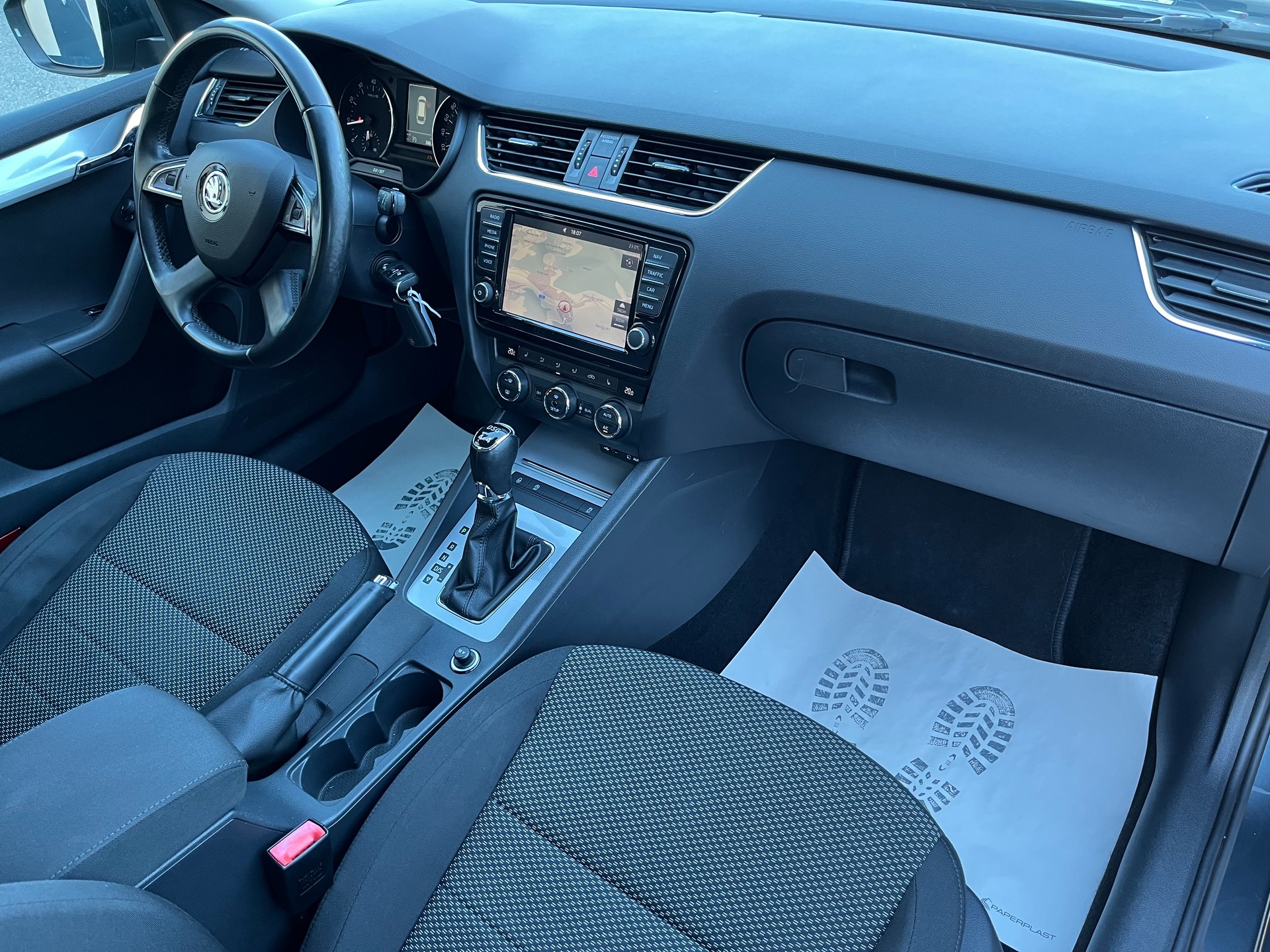 SKODA Octavia Combi 1.8 TSI Ambition 4x4 DSG / Frisch ab MFK & Service / 8-fach bereift / Anhängerkupplung-image-14