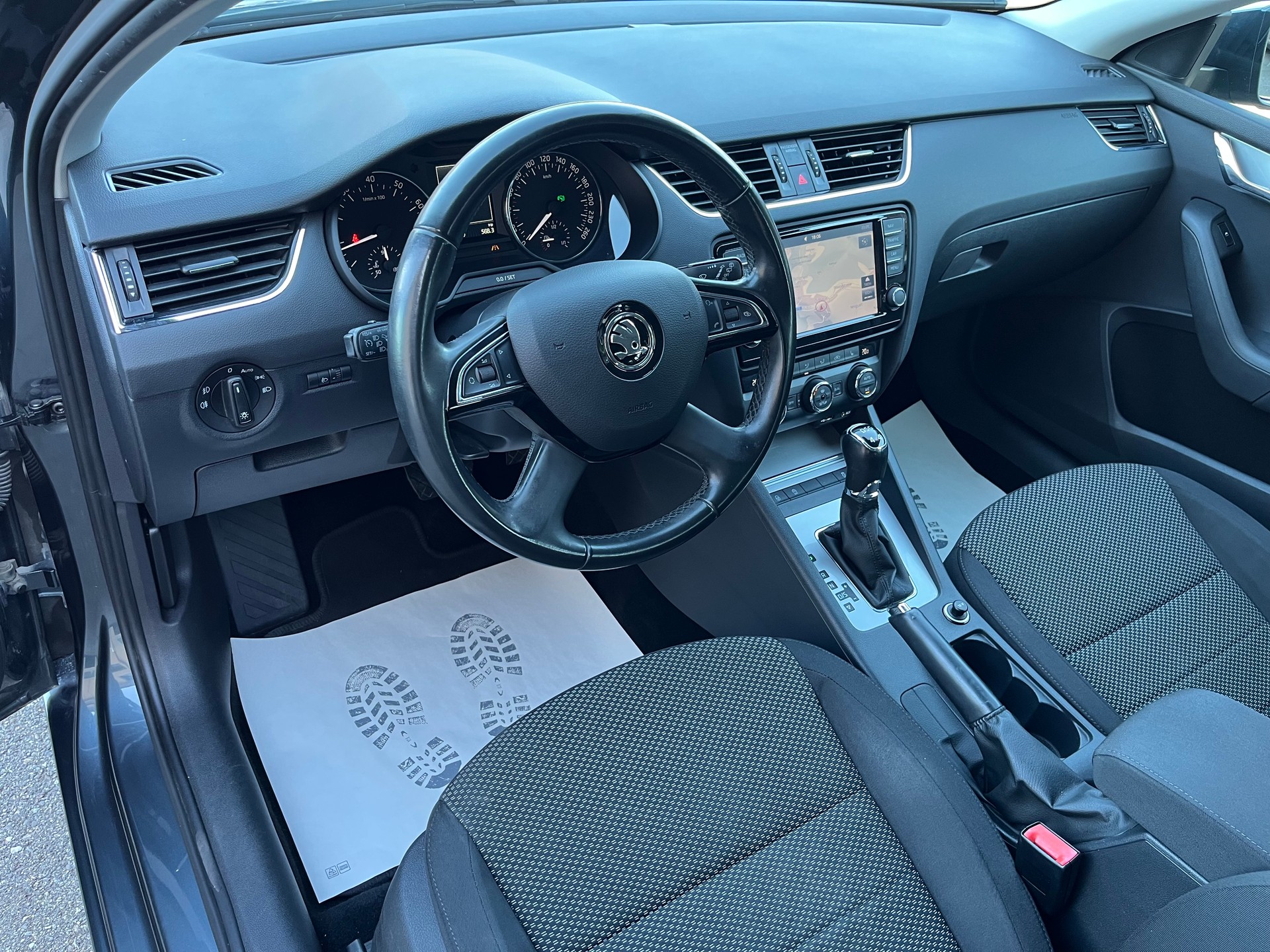 SKODA Octavia Combi 1.8 TSI Ambition 4x4 DSG / Frisch ab MFK & Service / 8-fach bereift / Anhängerkupplung-image-11