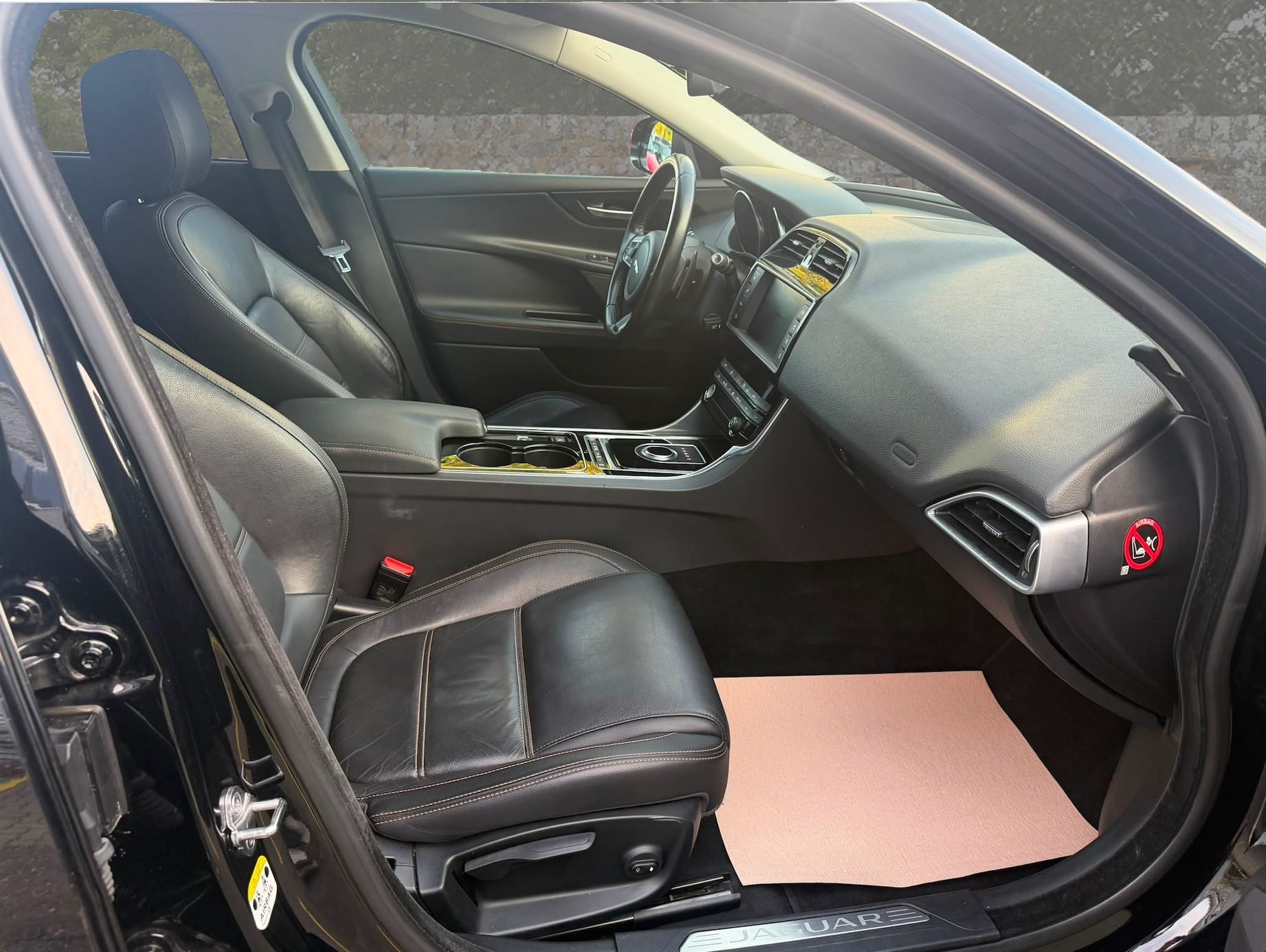 JAGUAR XE 20d Prestige Automat-image-12