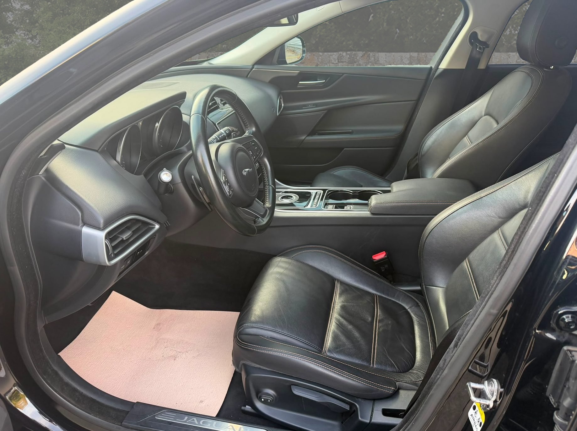 JAGUAR XE 20d Prestige Automat-image-11