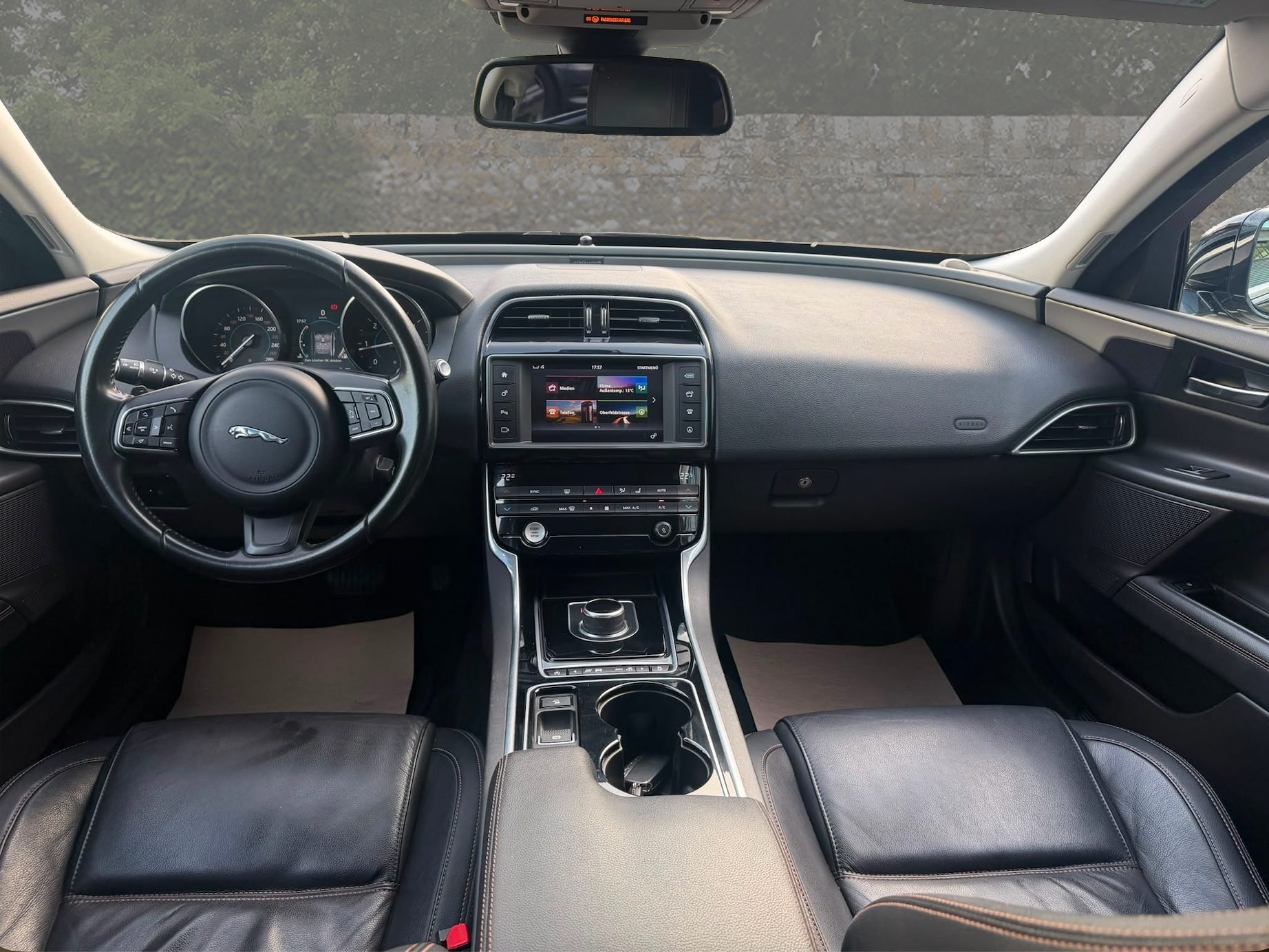 JAGUAR XE 20d Prestige Automat-image-10
