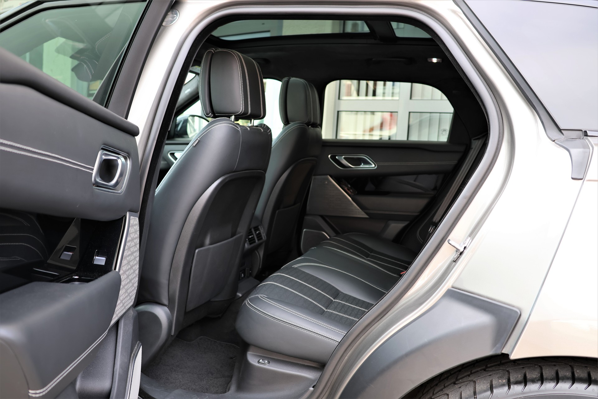 LAND ROVER Range Rover Velar R-Dynamic P 400 HSE Automatic (CH) + 2.5T AHK-image-12