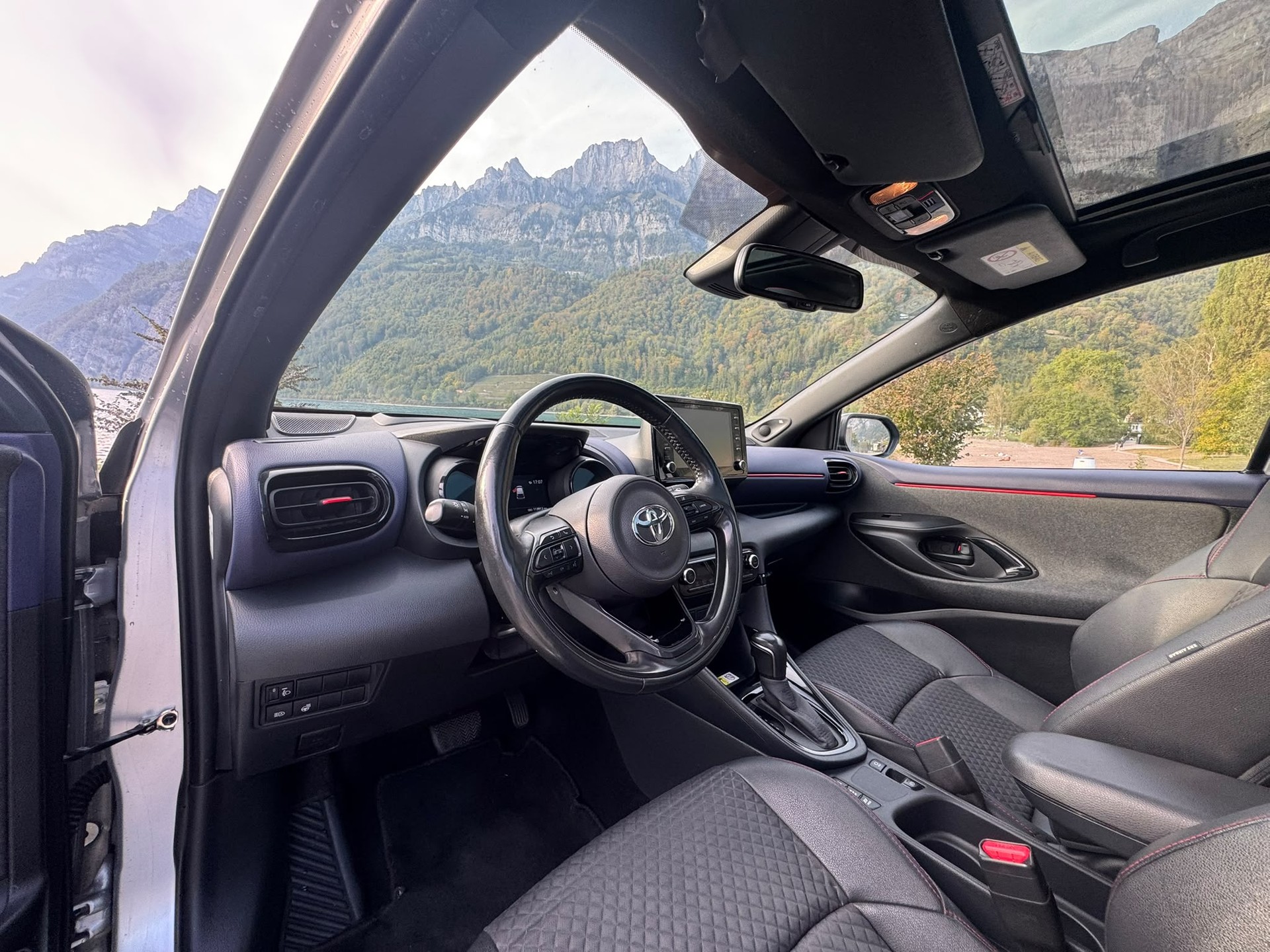 TOYOTA Yaris 1.5 GR Sport e-CVT-image-17