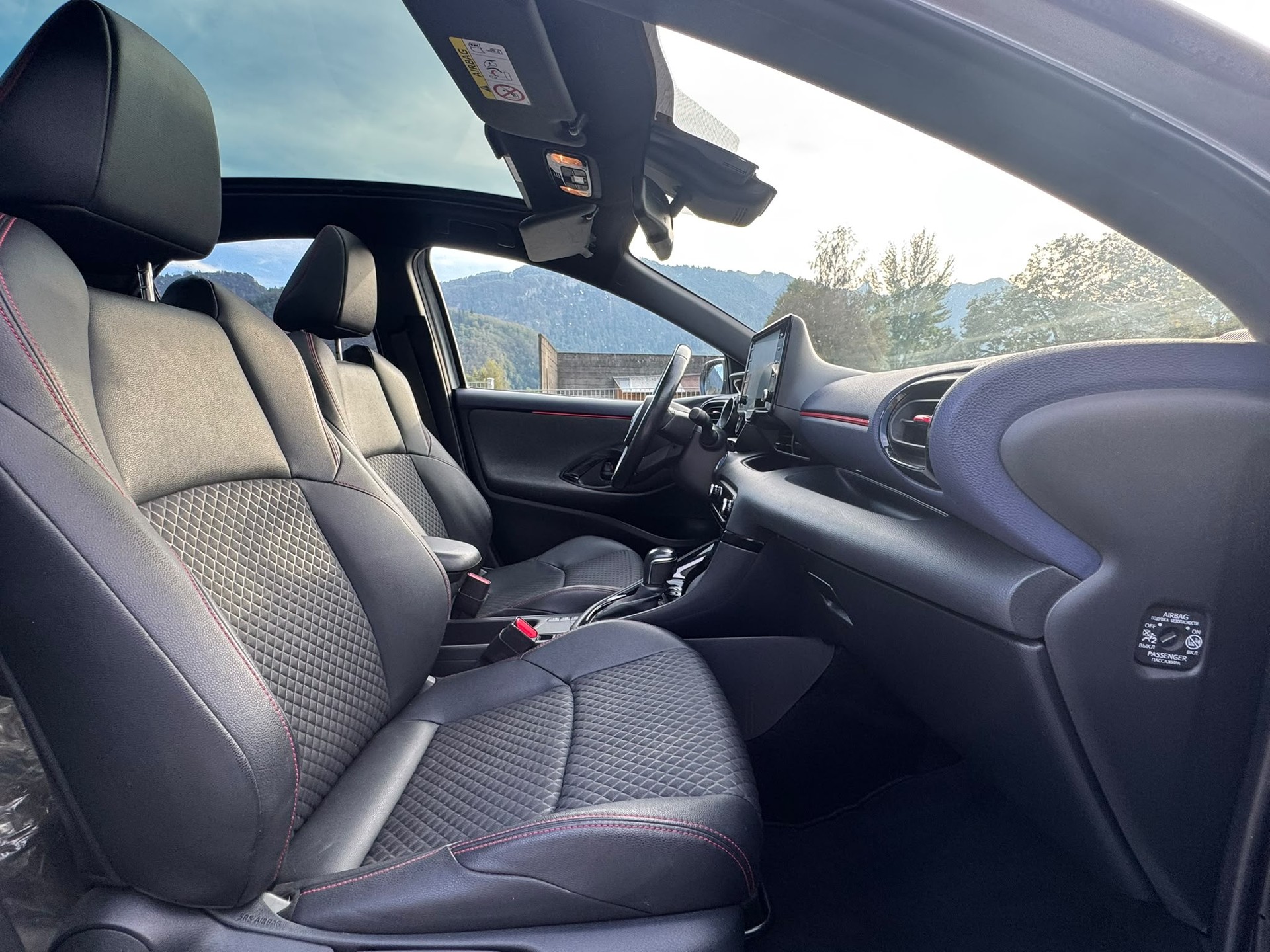 TOYOTA Yaris 1.5 GR Sport e-CVT-image-16