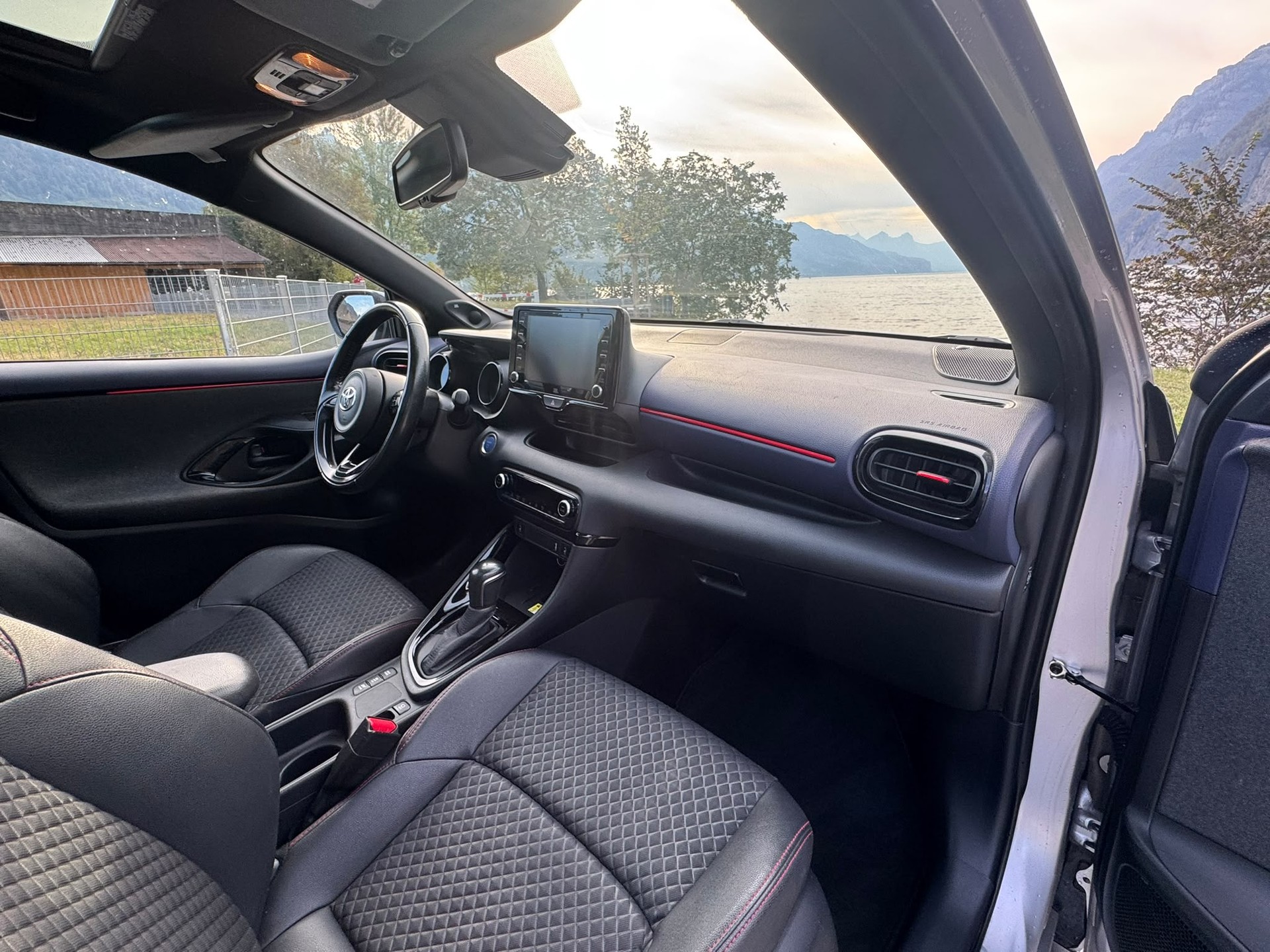 TOYOTA Yaris 1.5 GR Sport e-CVT-image-15