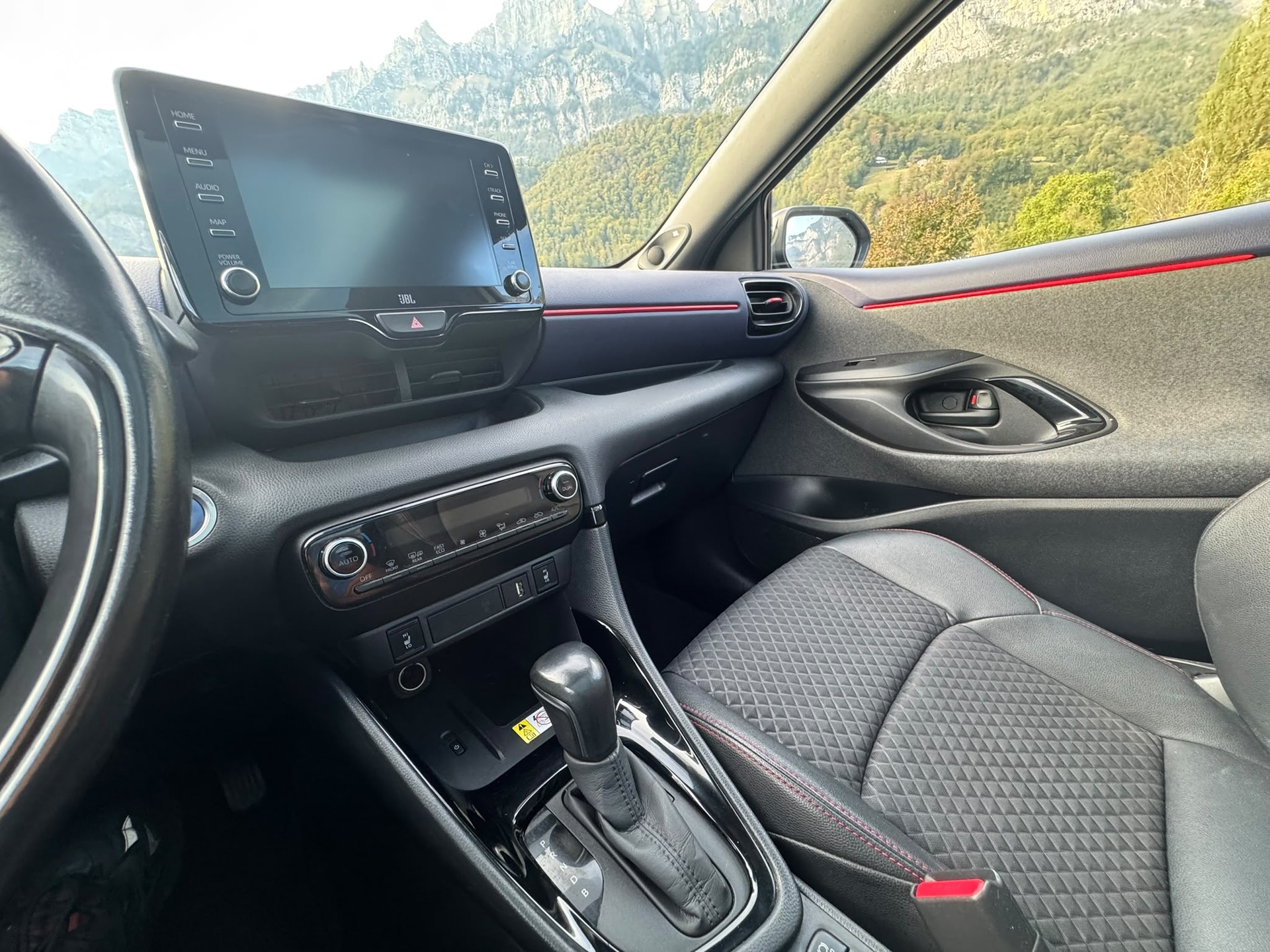TOYOTA Yaris 1.5 GR Sport e-CVT-image-18