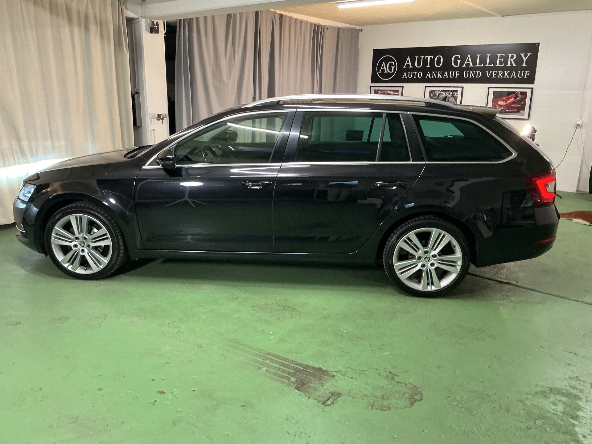 SKODA Octavia Combi 2.0 TDI Style DSG-image-2